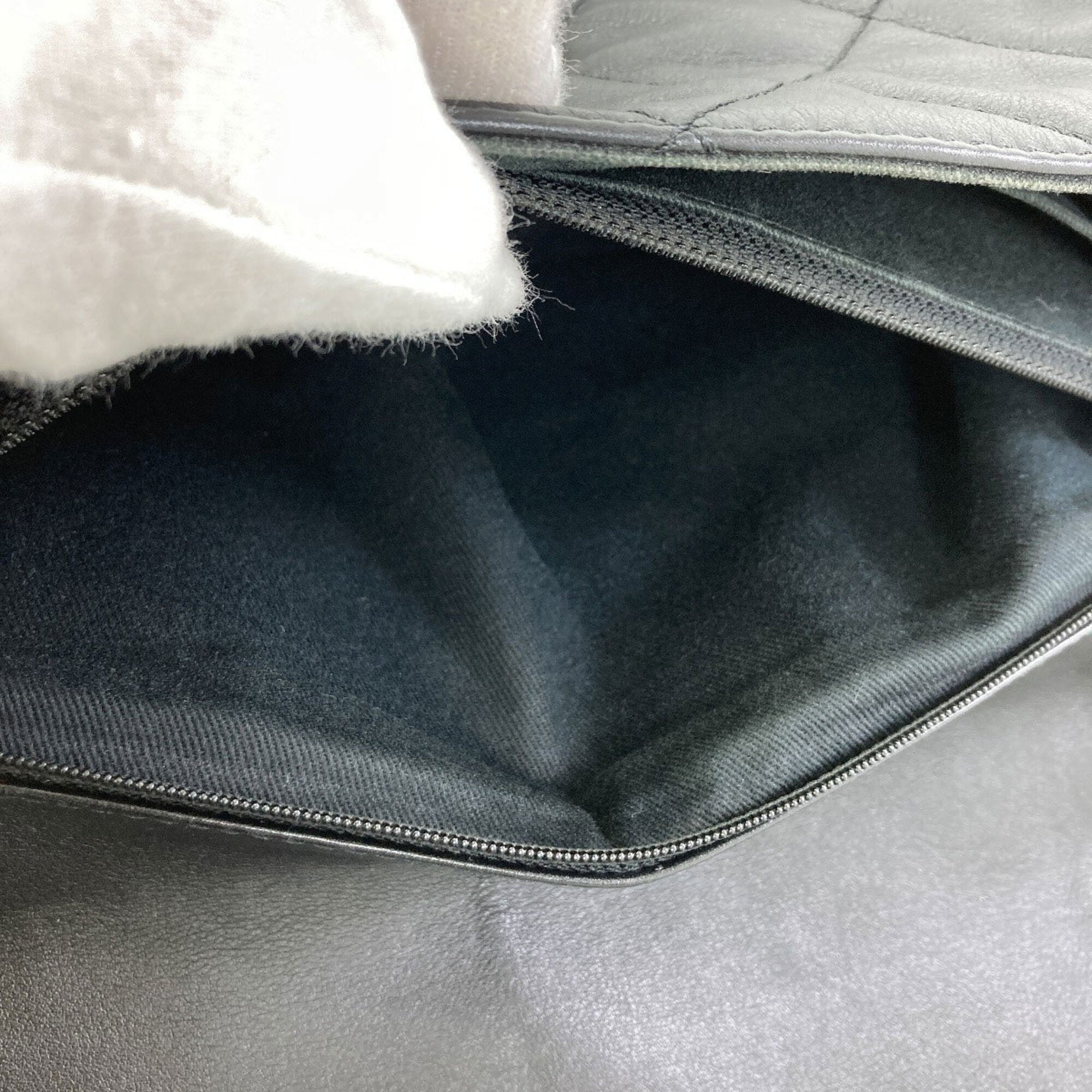 Chanel Black Leather Shoulder Bag (Pre-Owned)