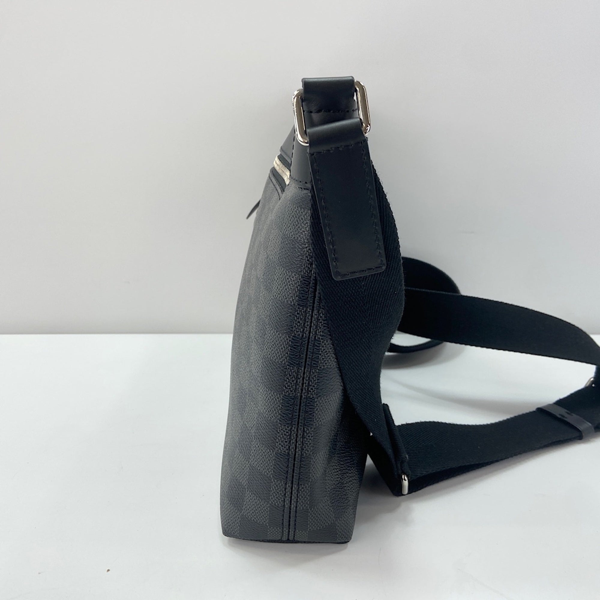 Louis Vuitton Black Shoulder Bag (Pre-Owned)