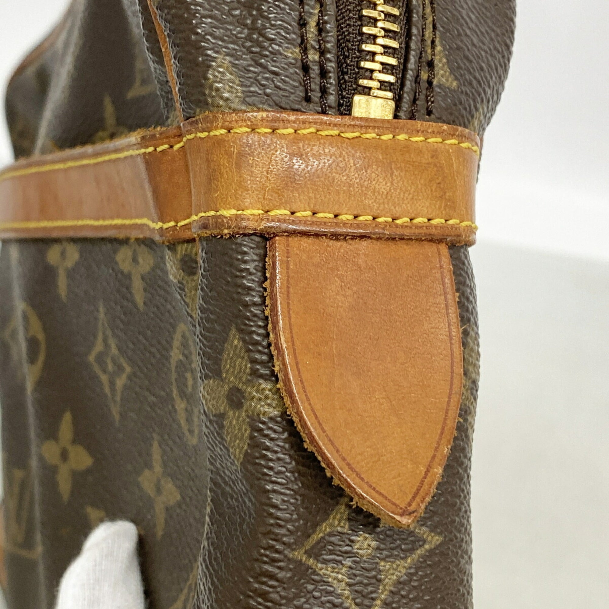 Louis Vuitton Brown Clutch Bag (Pre-Owned)
