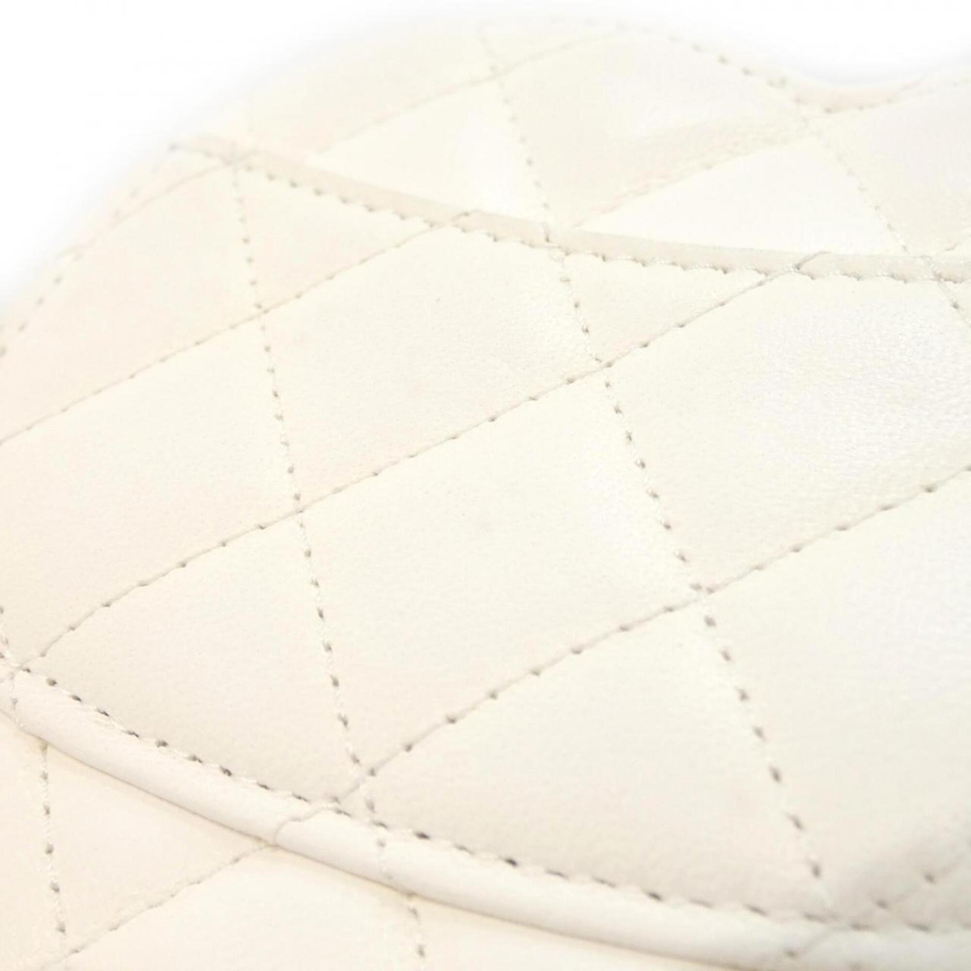 Chanel White Leather Shoulder Bag (Pre-Owned)