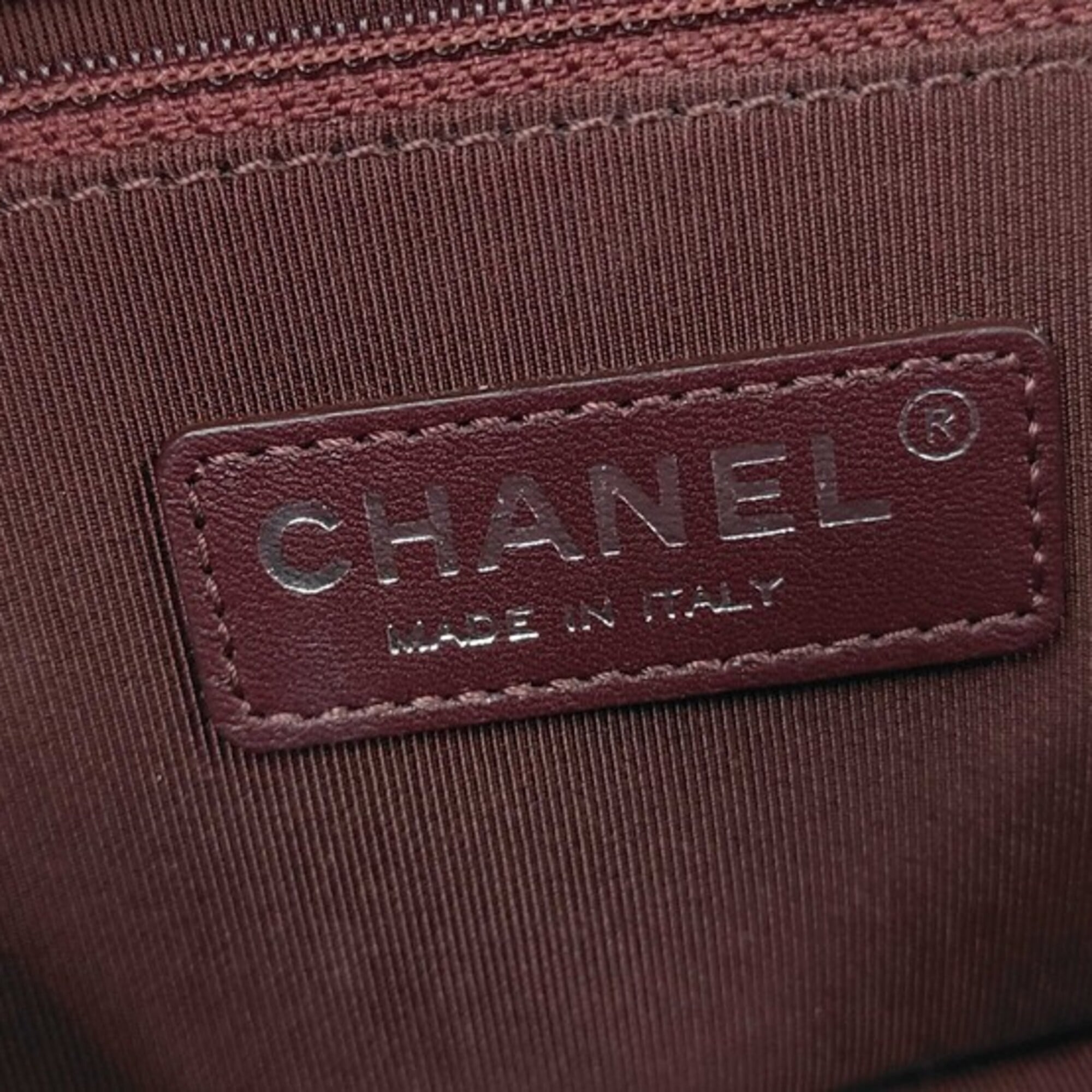Chanel White Leather Shoulder Bag (Pre-Owned)