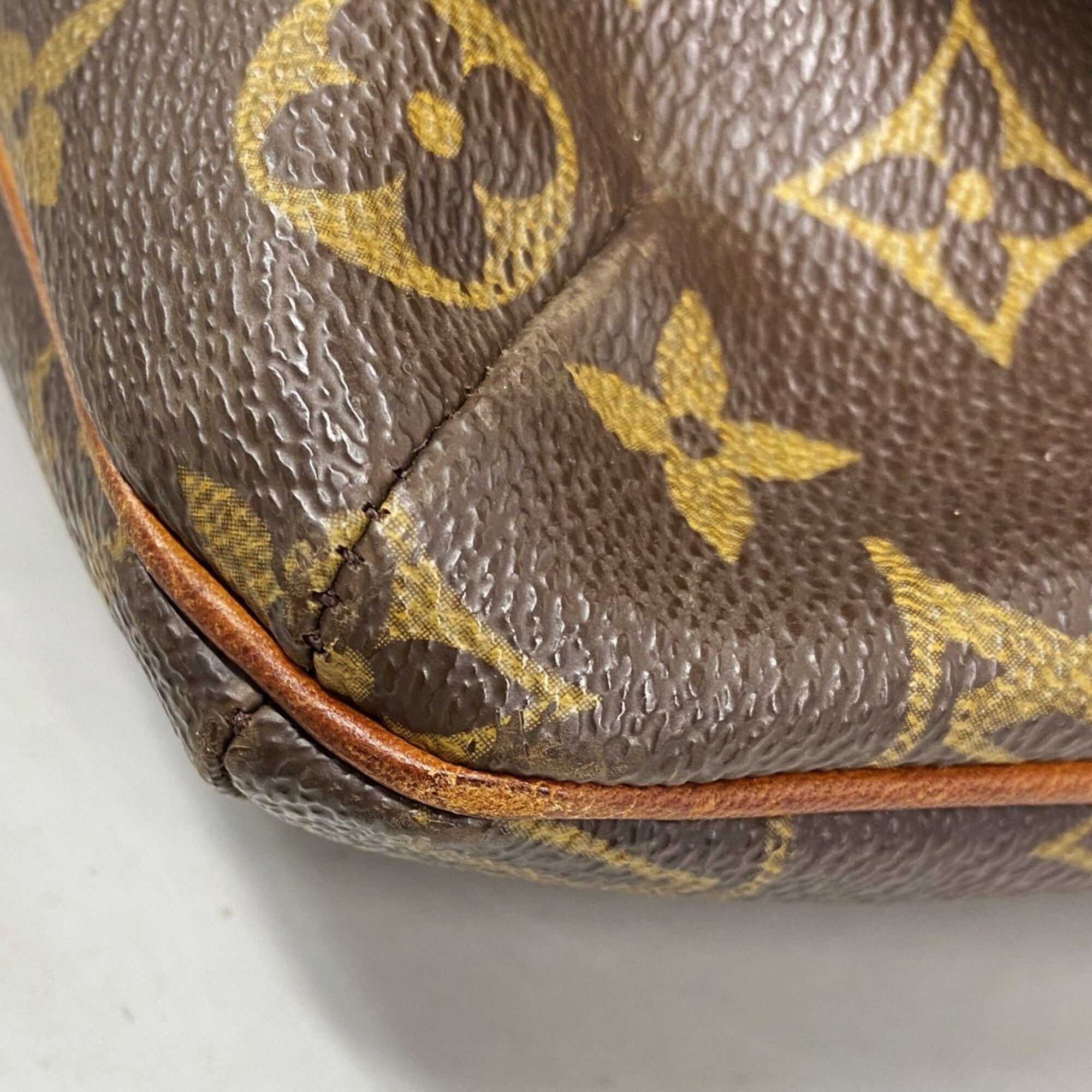 Louis Vuitton Brown Shoulder Bag (Pre-Owned)
