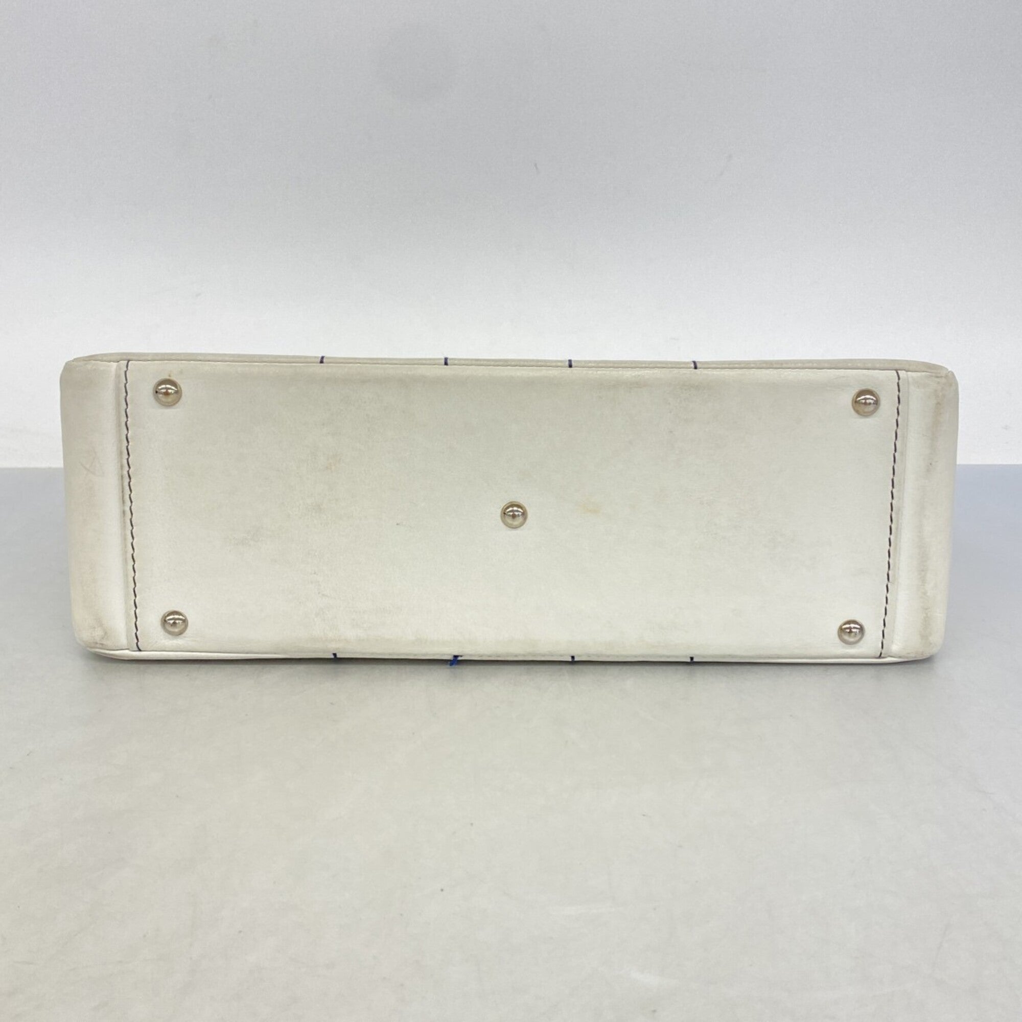 Chanel White Leather Tote Bag (Pre-Owned)