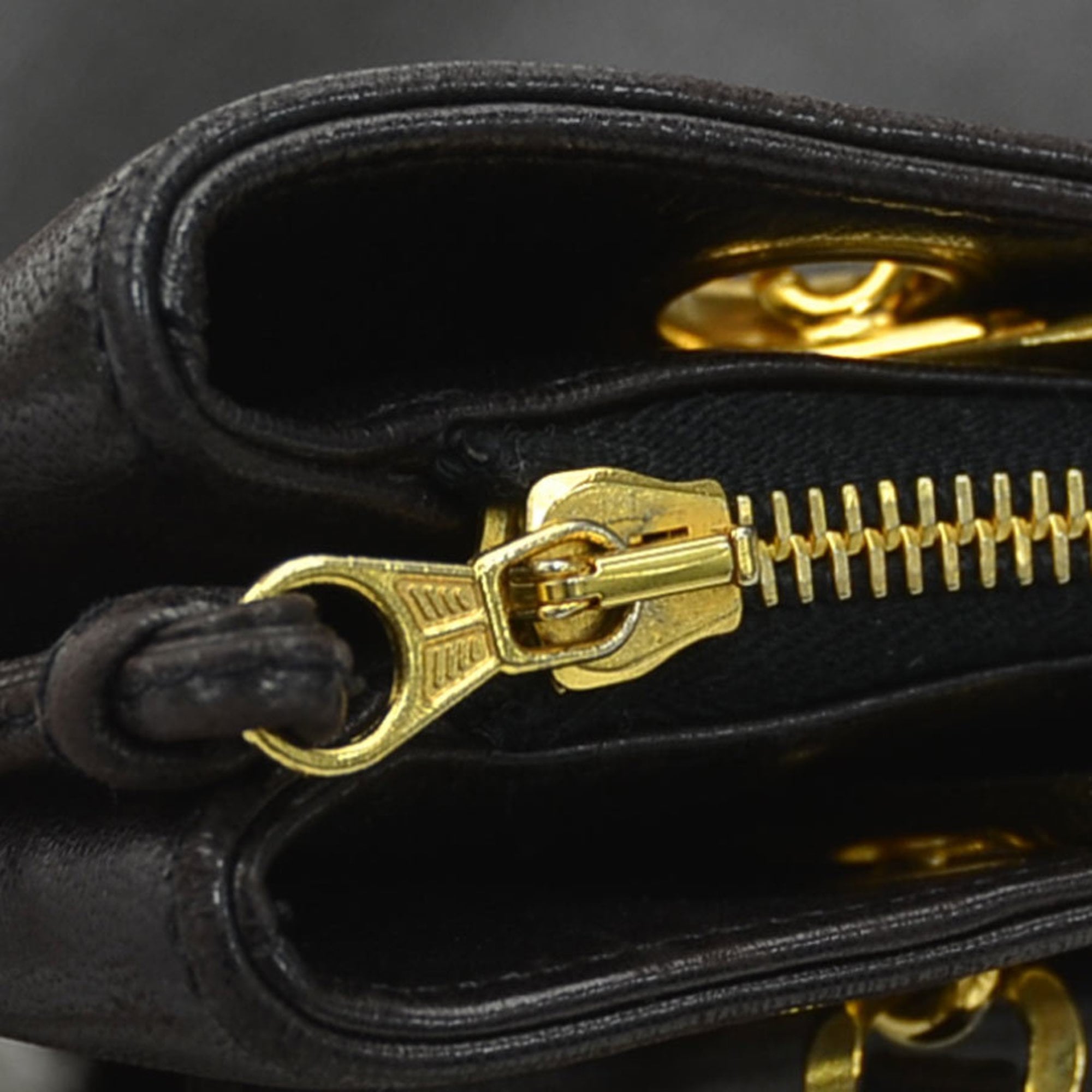 Chanel Black Leather Shoulder Bag (Pre-Owned)