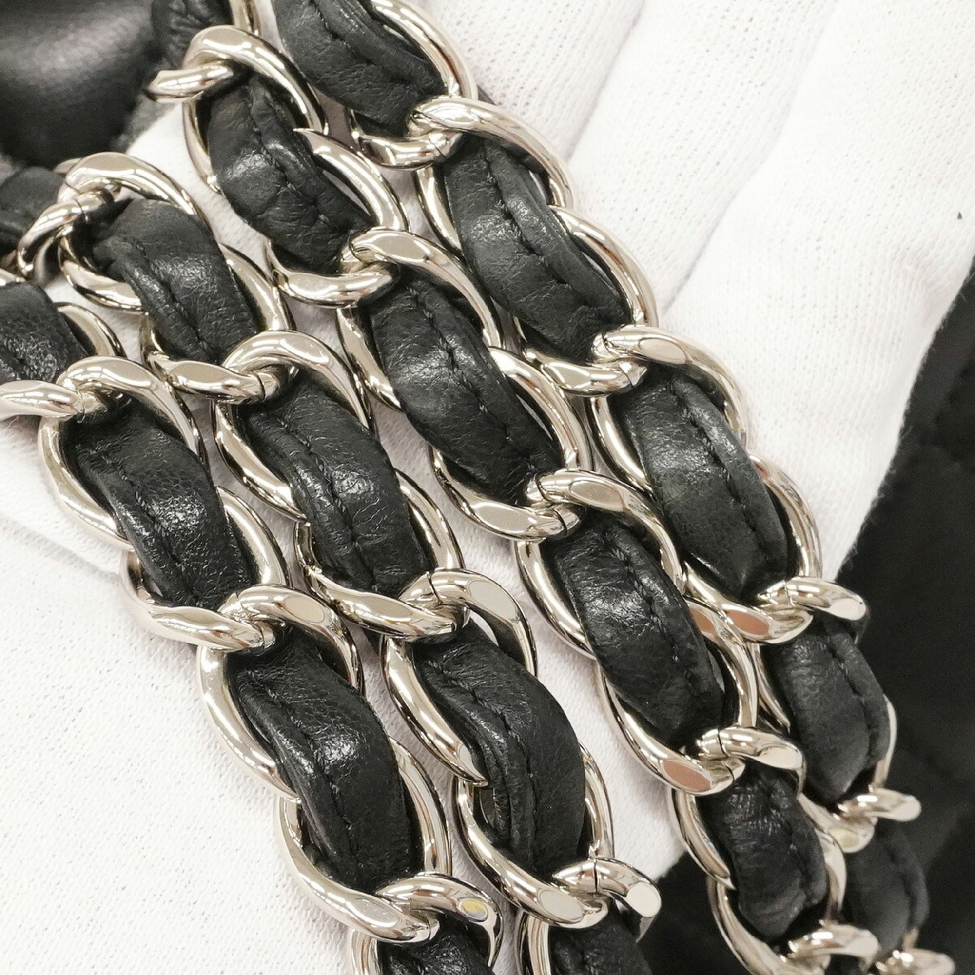 Chanel Black Leather Shoulder Bag (Pre-Owned)