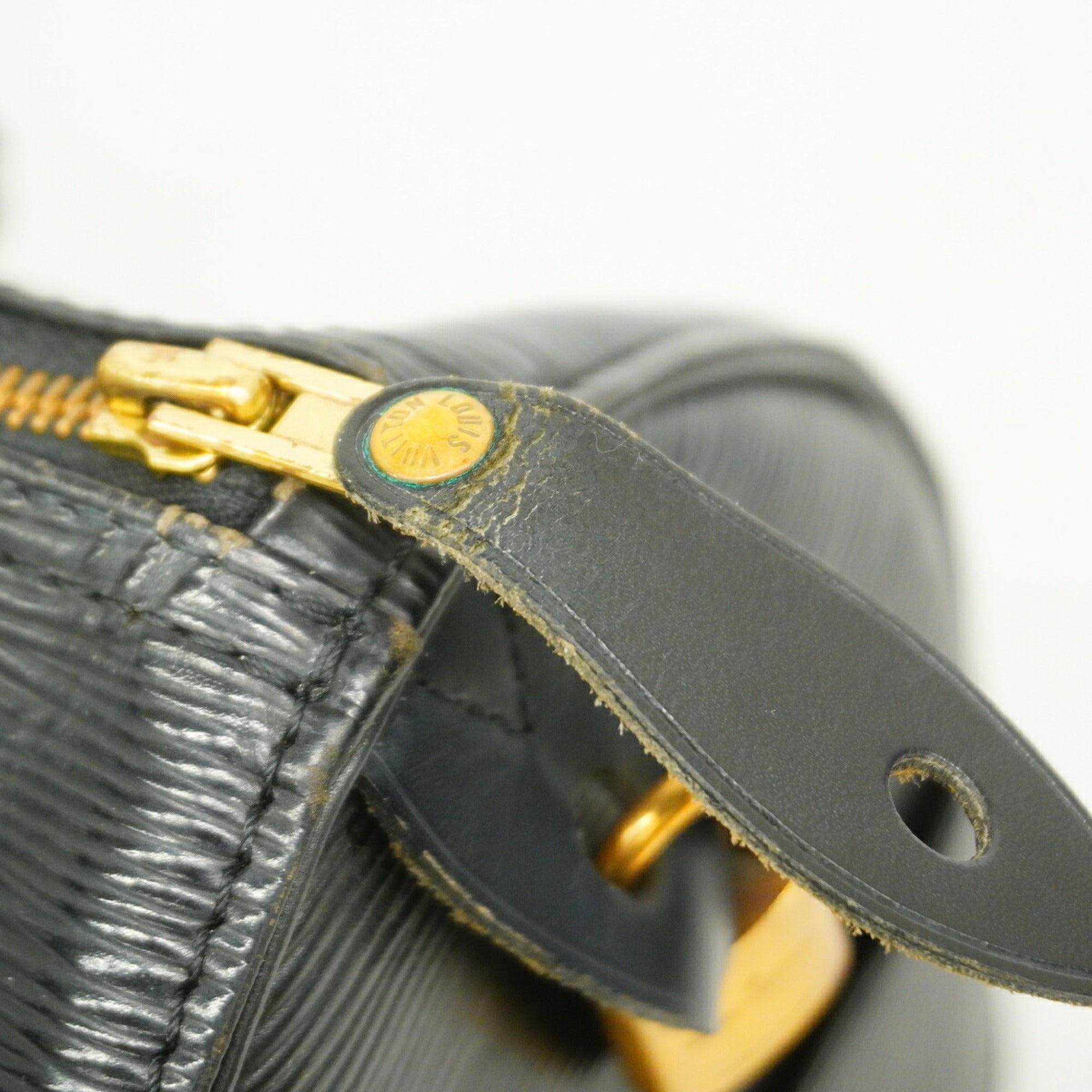 Louis Vuitton Noir Handbag (Pre-Owned)
