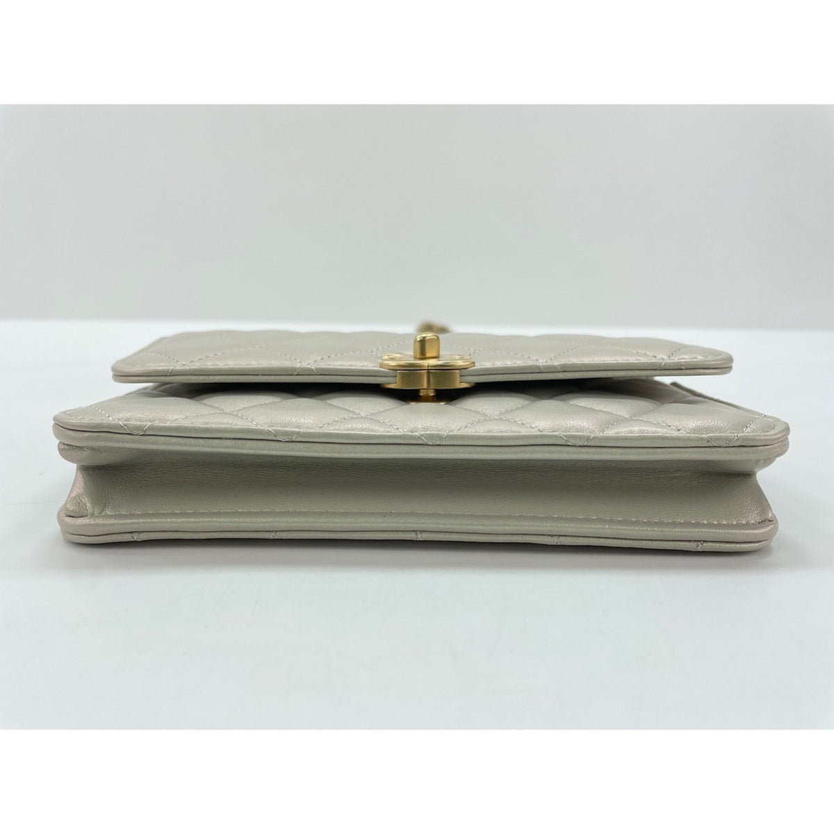 Chanel Matelasse White Handbag (Pre-Owned)