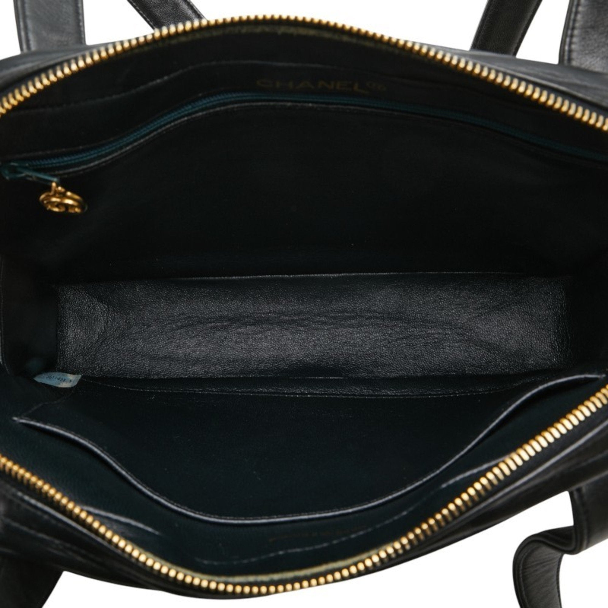 Chanel Black Leather Shoulder Bag (Pre-Owned)