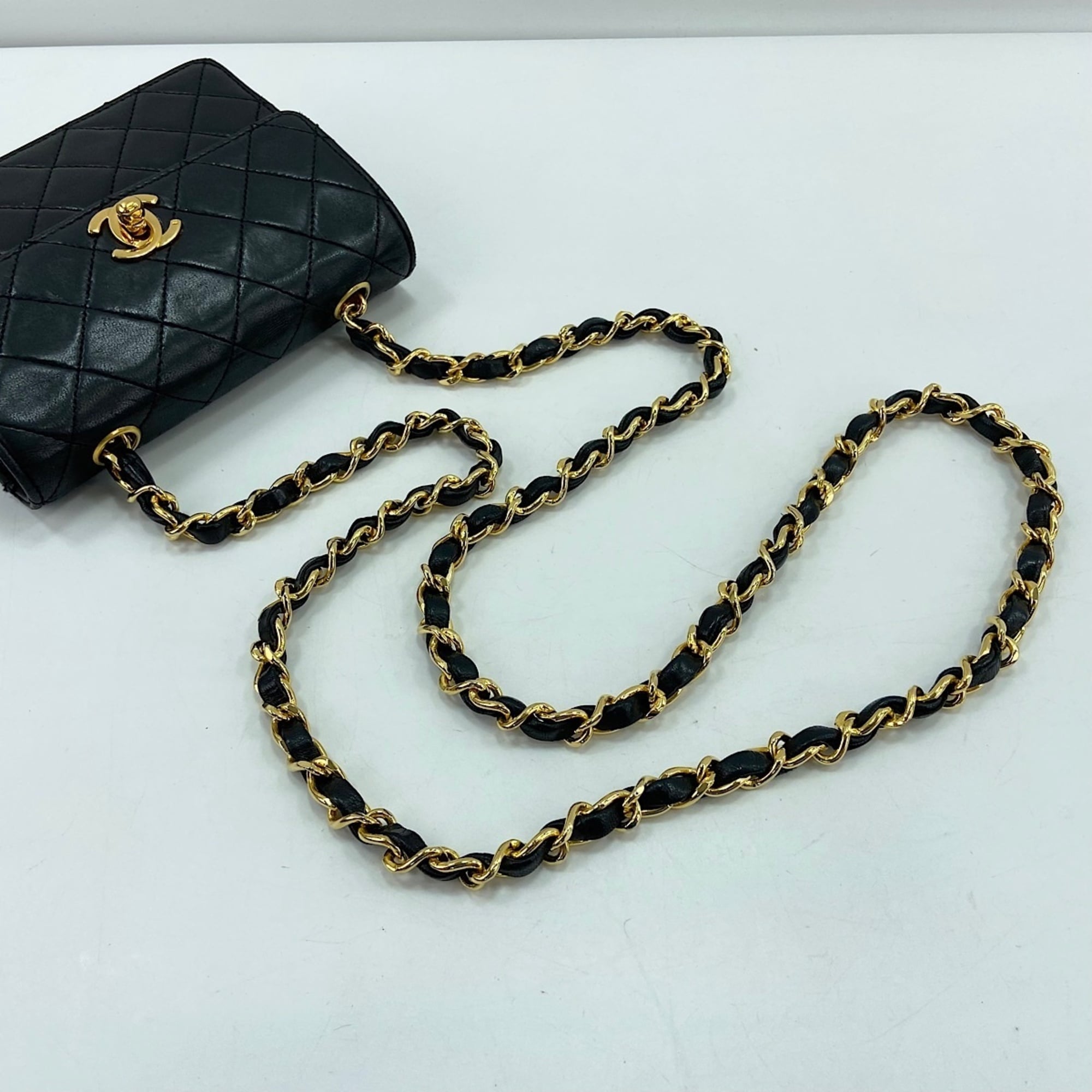 Chanel Black Leather Shoulder Bag (Pre-Owned)