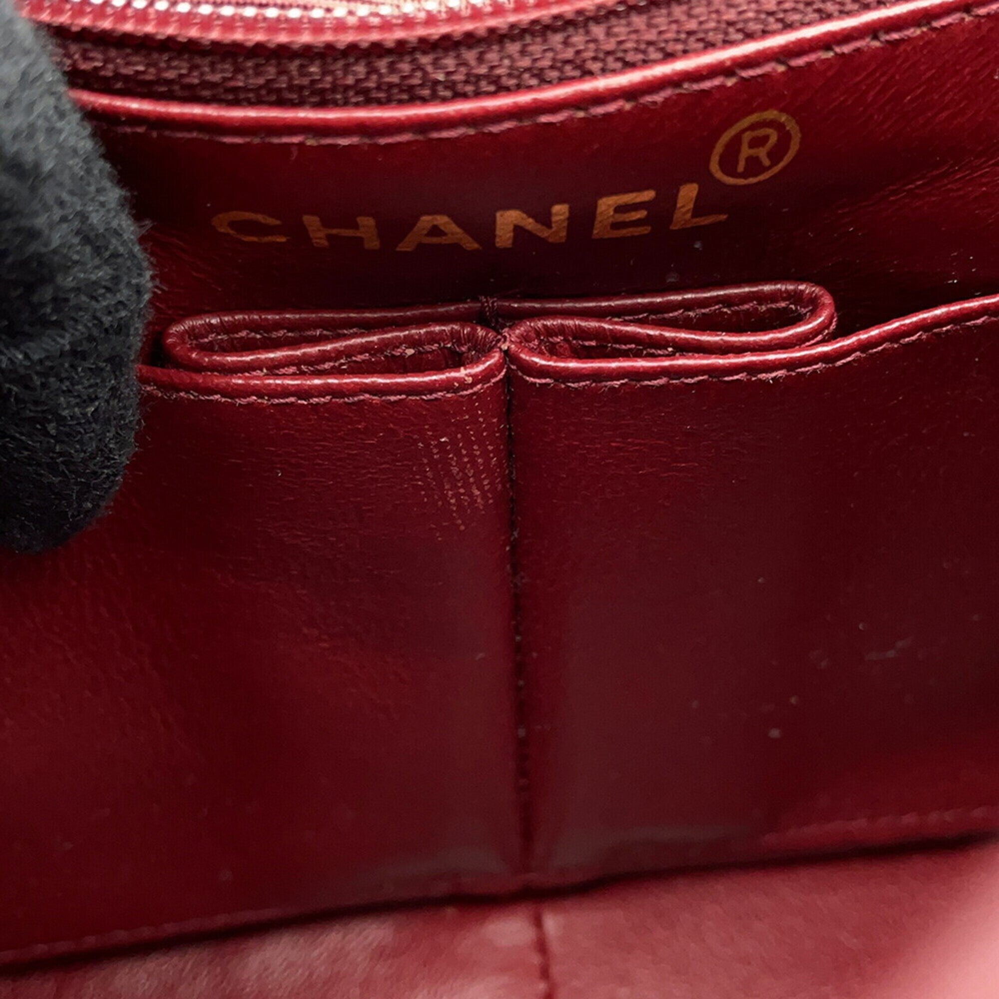 Chanel Black Leather Shoulder Bag (Pre-Owned)