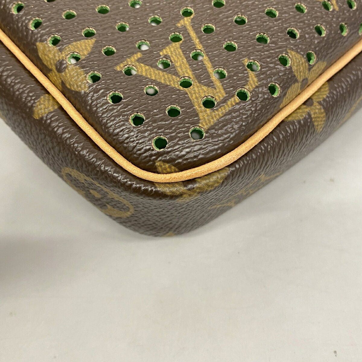 Louis Vuitton Vert Pouch (Pre-Owned)