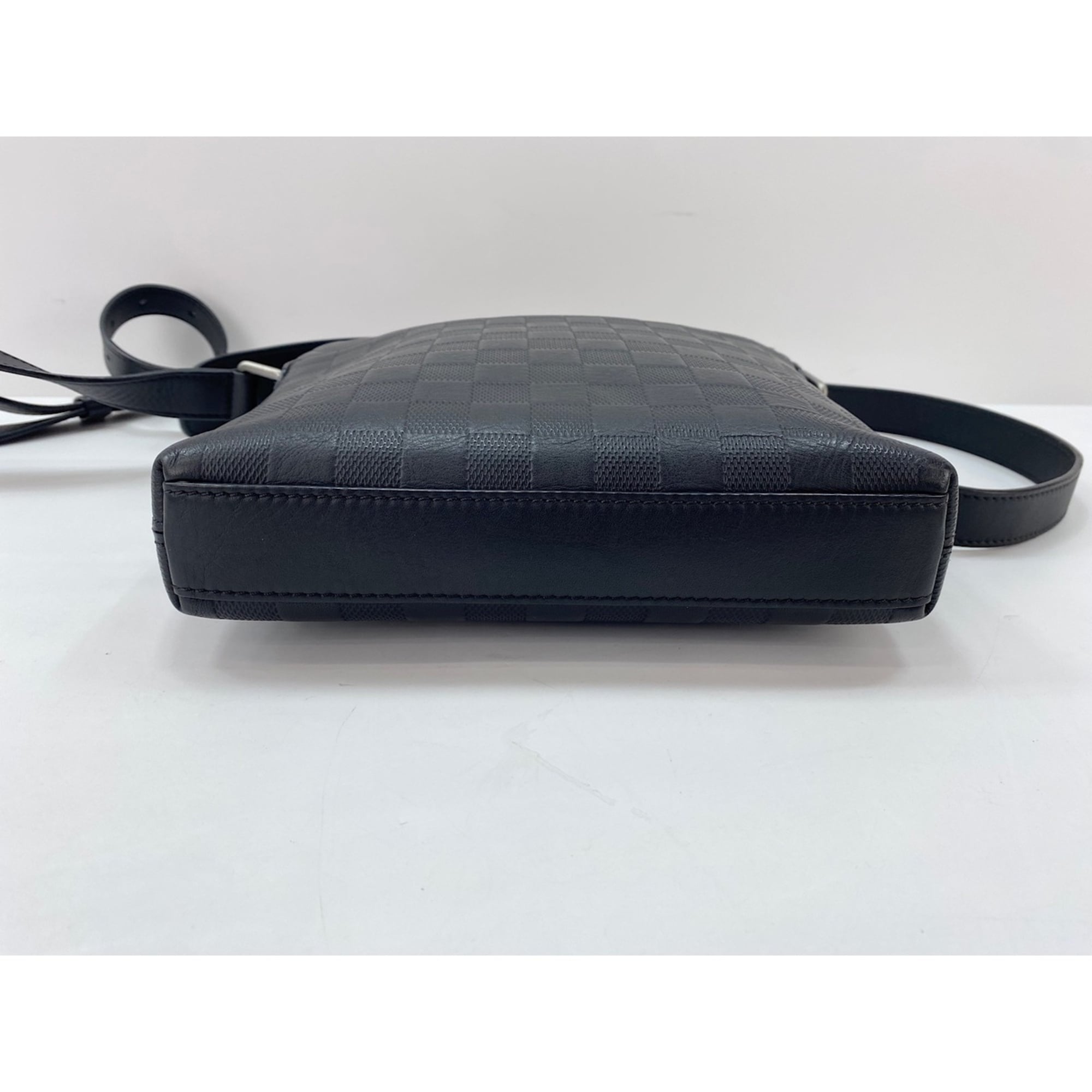 Louis Vuitton Black Pochette Shoulder Bag (Pre-Owned)