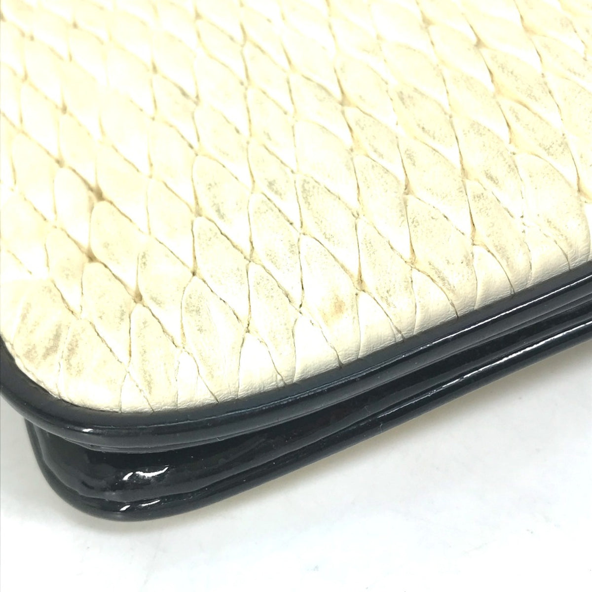 Chanel White Leather Shoulder Bag (Pre-Owned)
