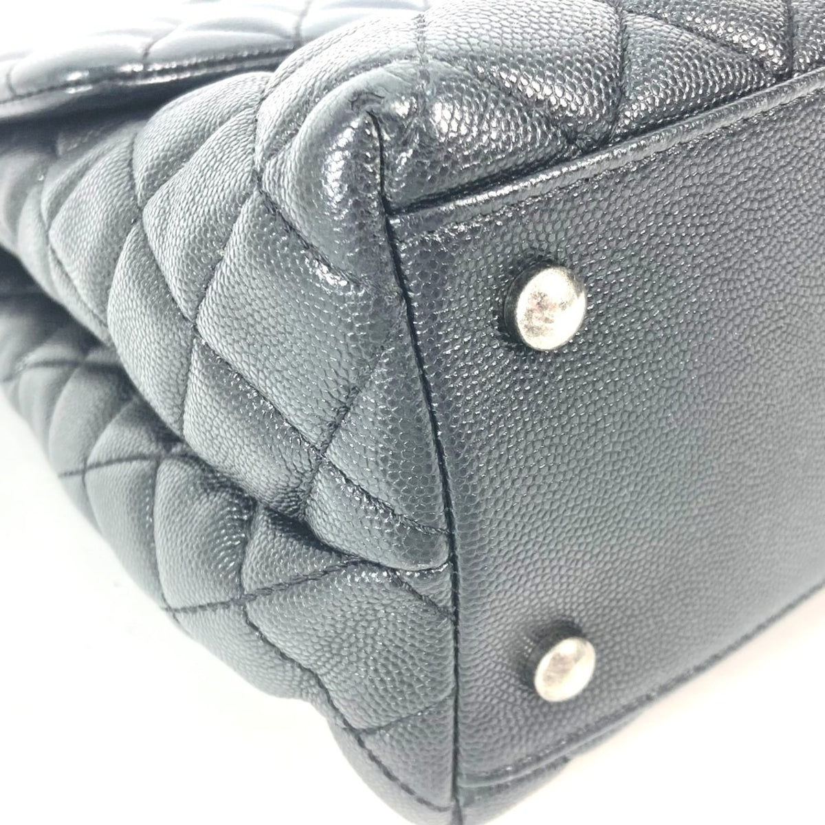 Chanel Black Leather Handbag (Pre-Owned)