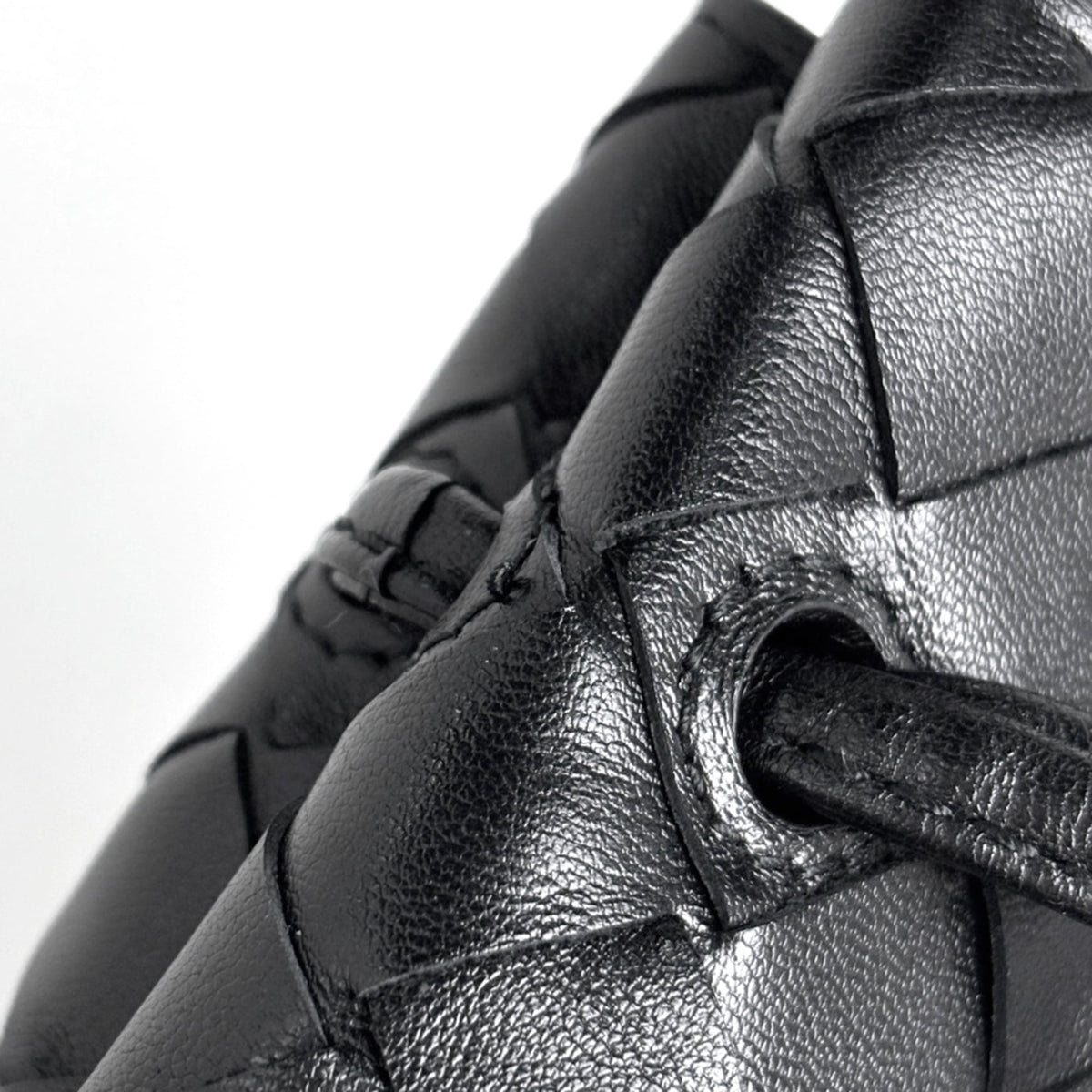 Bottega Veneta Black Leather Shoulder Bag (Pre-Owned)