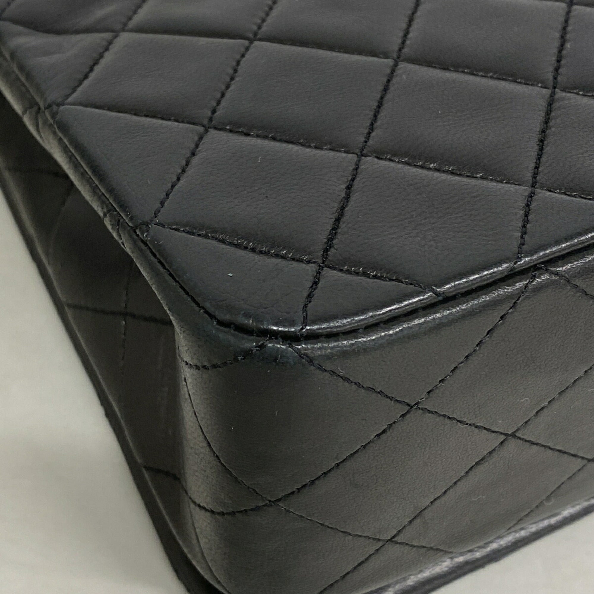 Chanel Black Leather Shoulder Bag (Pre-Owned)