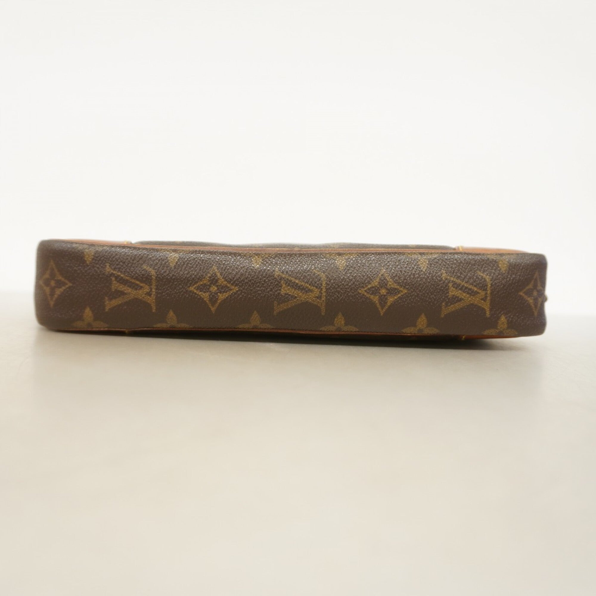 Louis Vuitton Brown Clutch Bag (Pre-Owned)