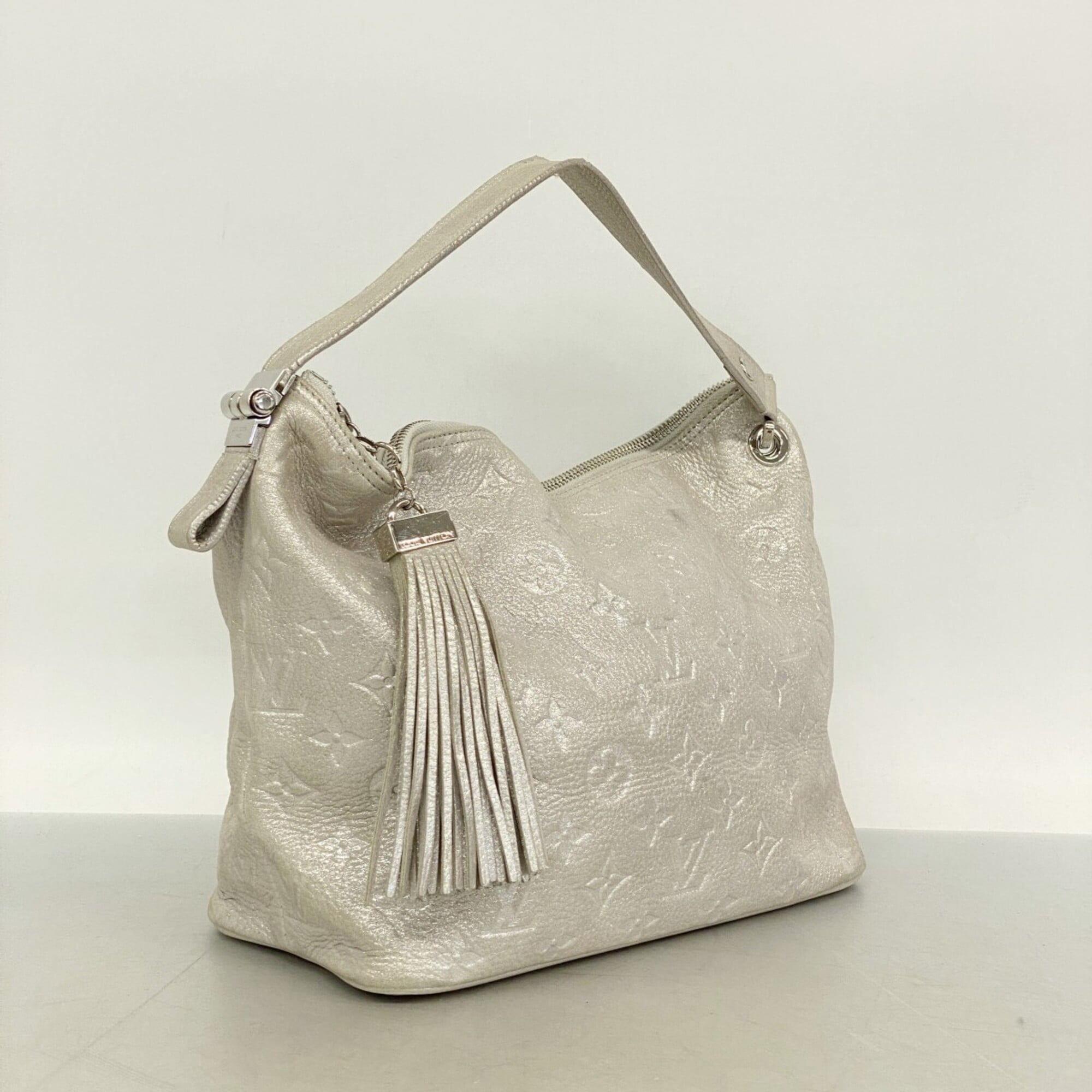 Louis Vuitton Argent Handbag (Pre-Owned)