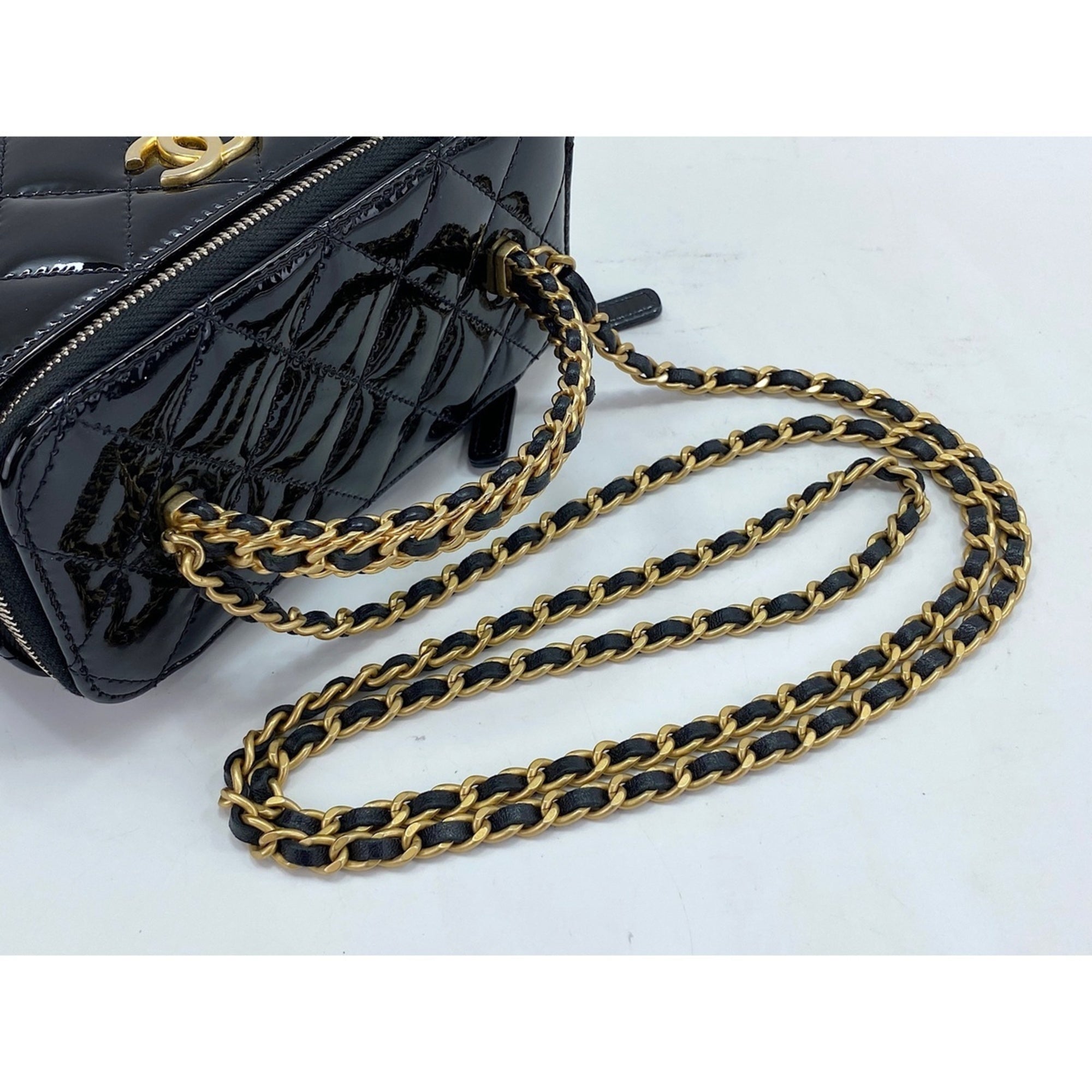 Chanel Black Shoulder Bag (Pre-Owned)