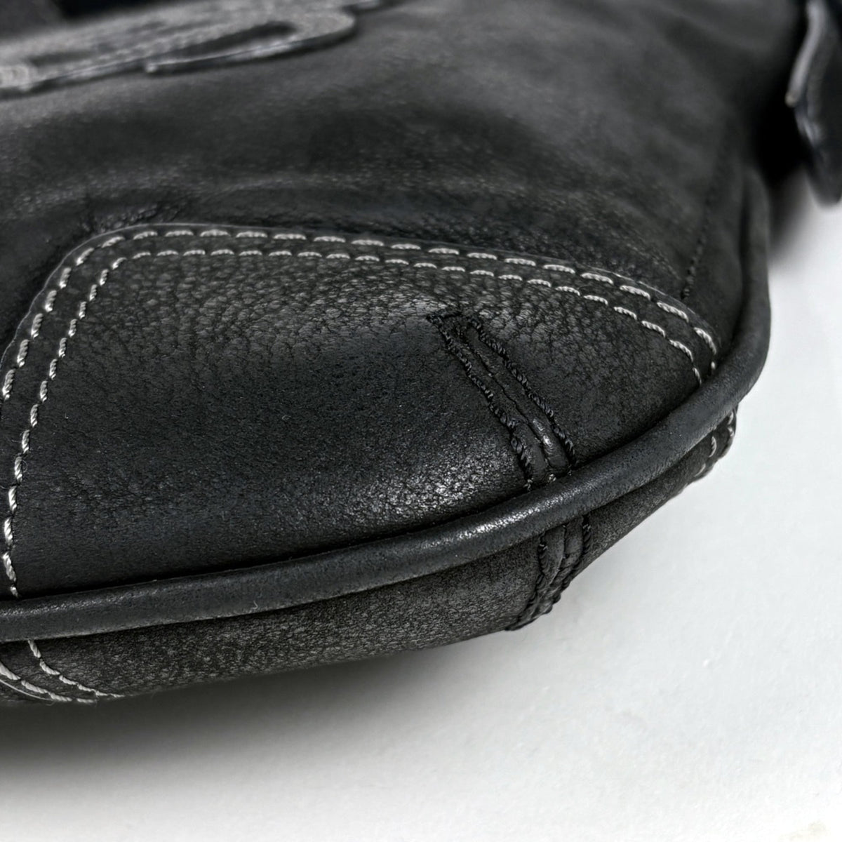 Loewe Black Leather Shoulder Bag (Pre-Owned)