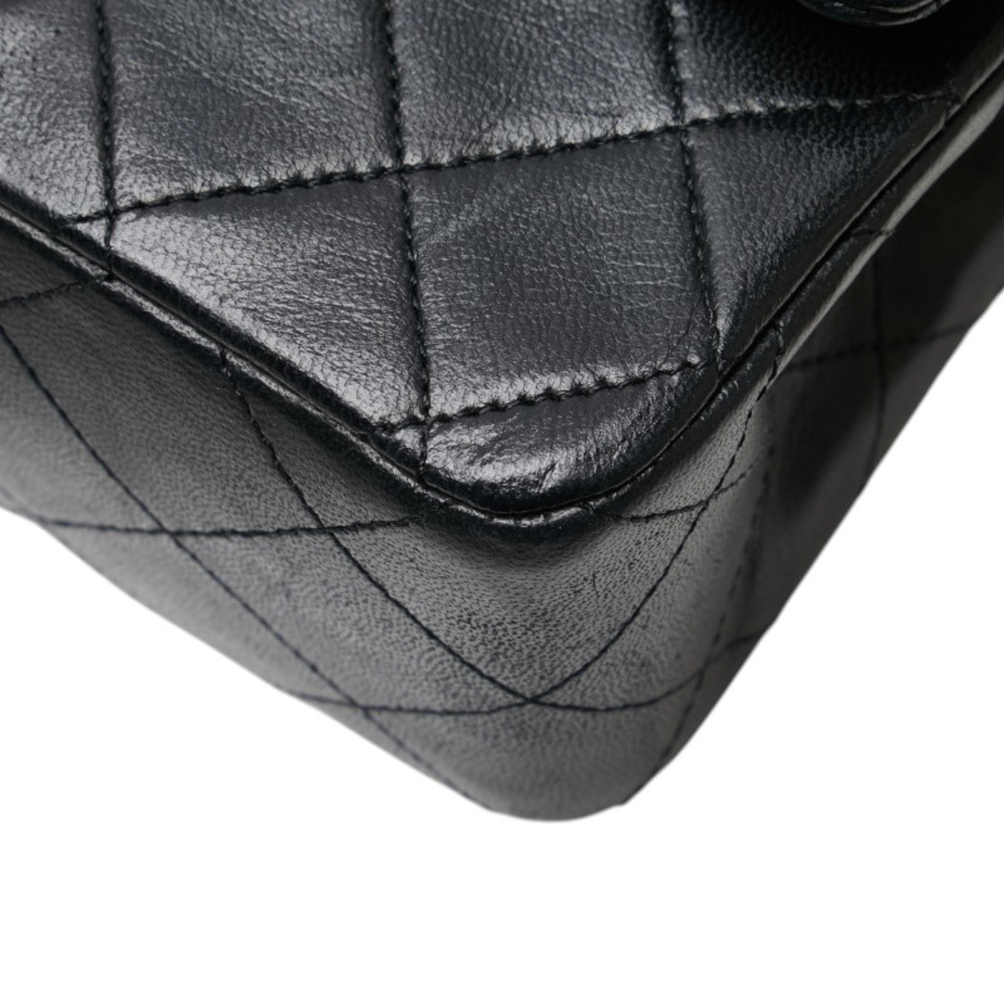 Chanel Matelasse Black Leather Shoulder Bag (Pre-Owned)