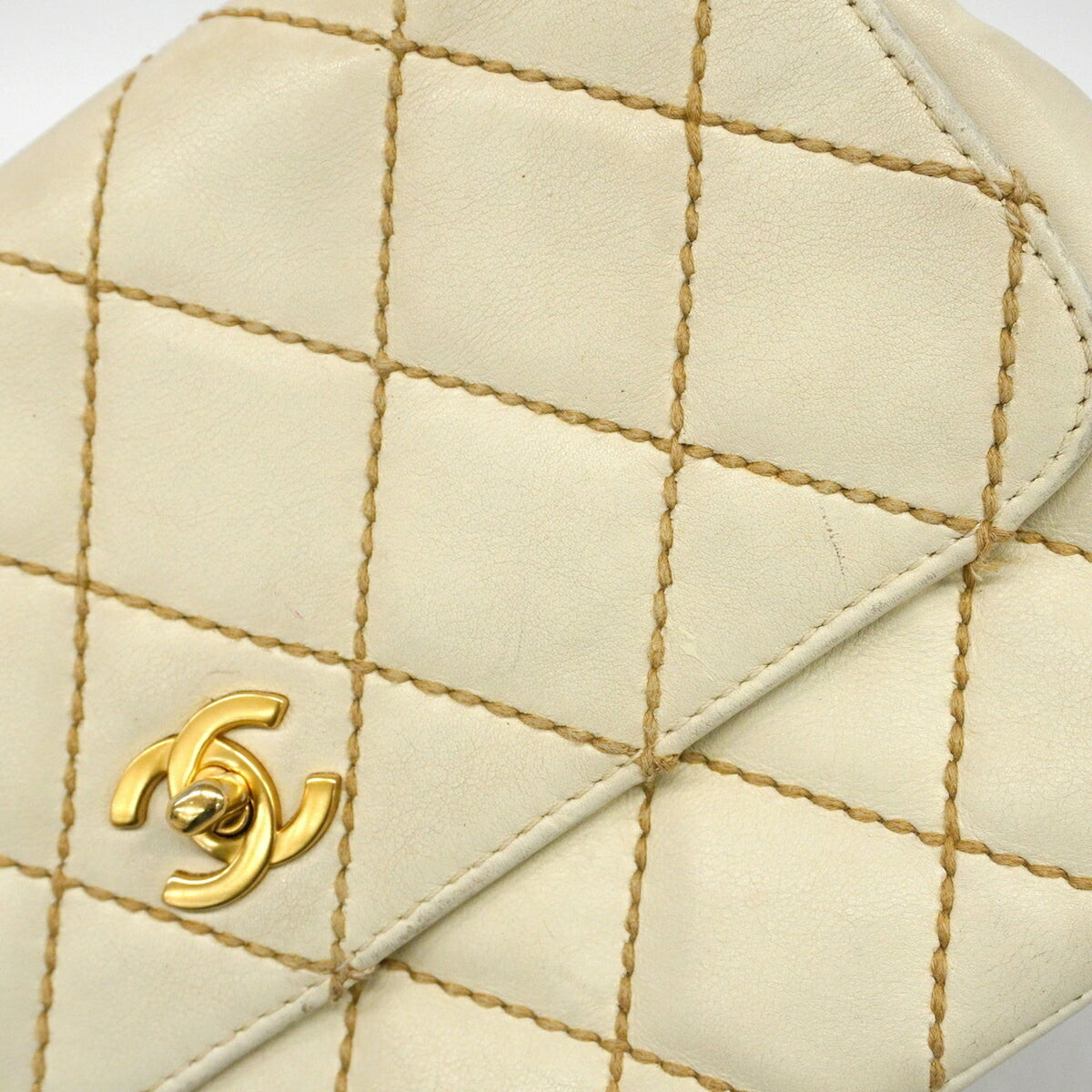 Chanel White Leather Shoulder Bag (Pre-Owned)