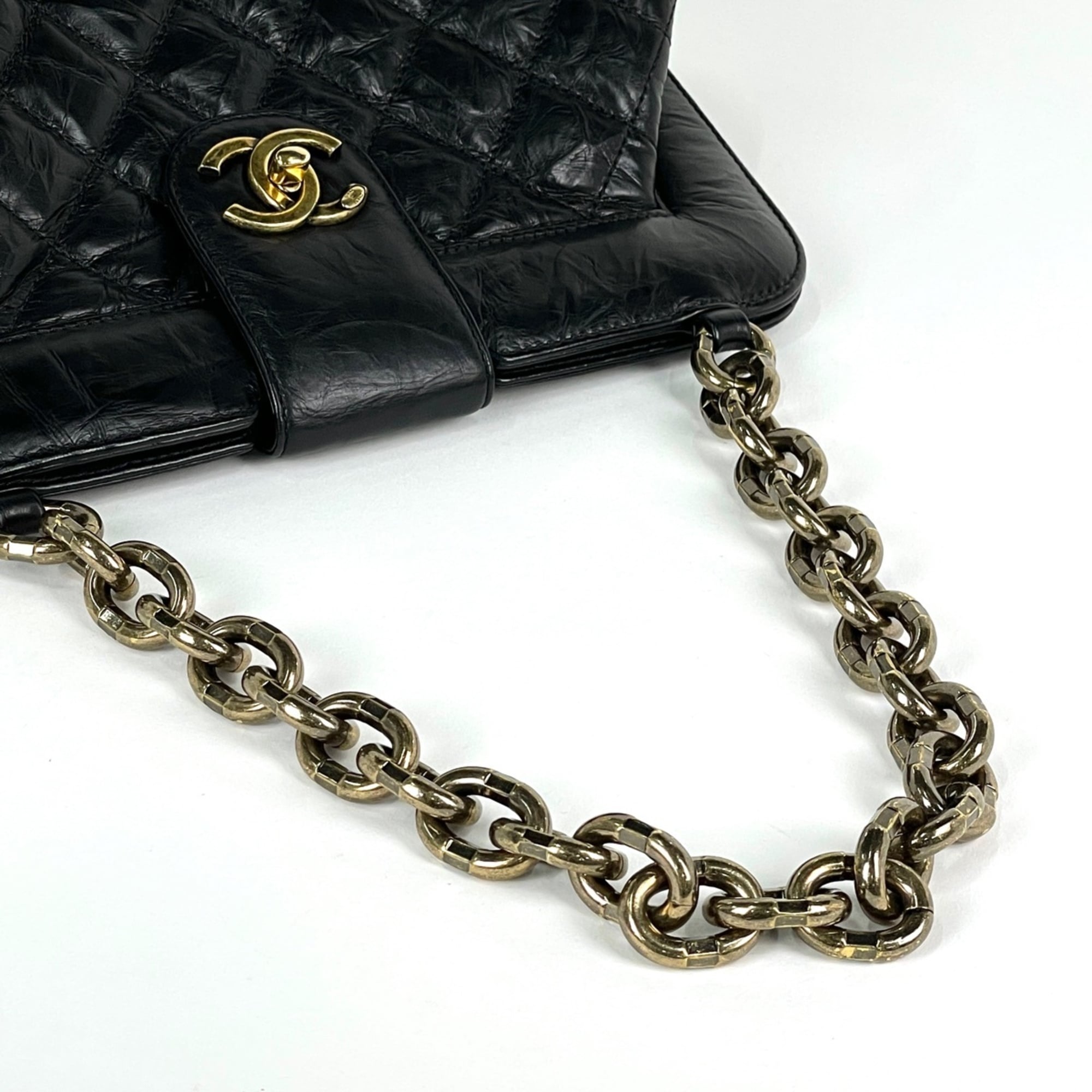 Chanel Black Leather Shoulder Bag (Pre-Owned)