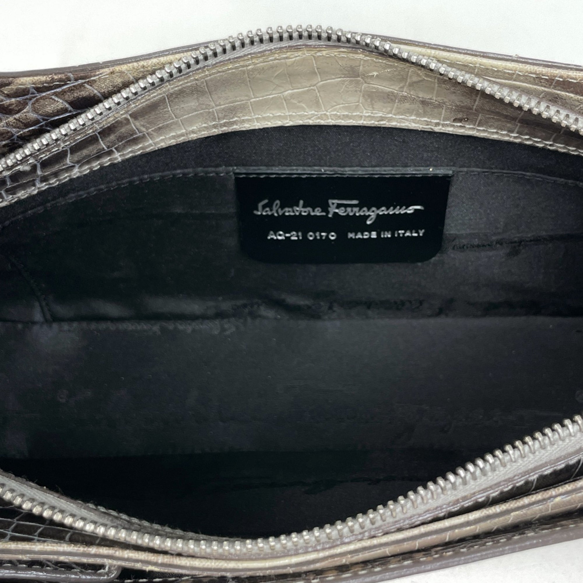 Salvatore Ferragamo Gray Leather Shoulder Bag (Pre-Owned)