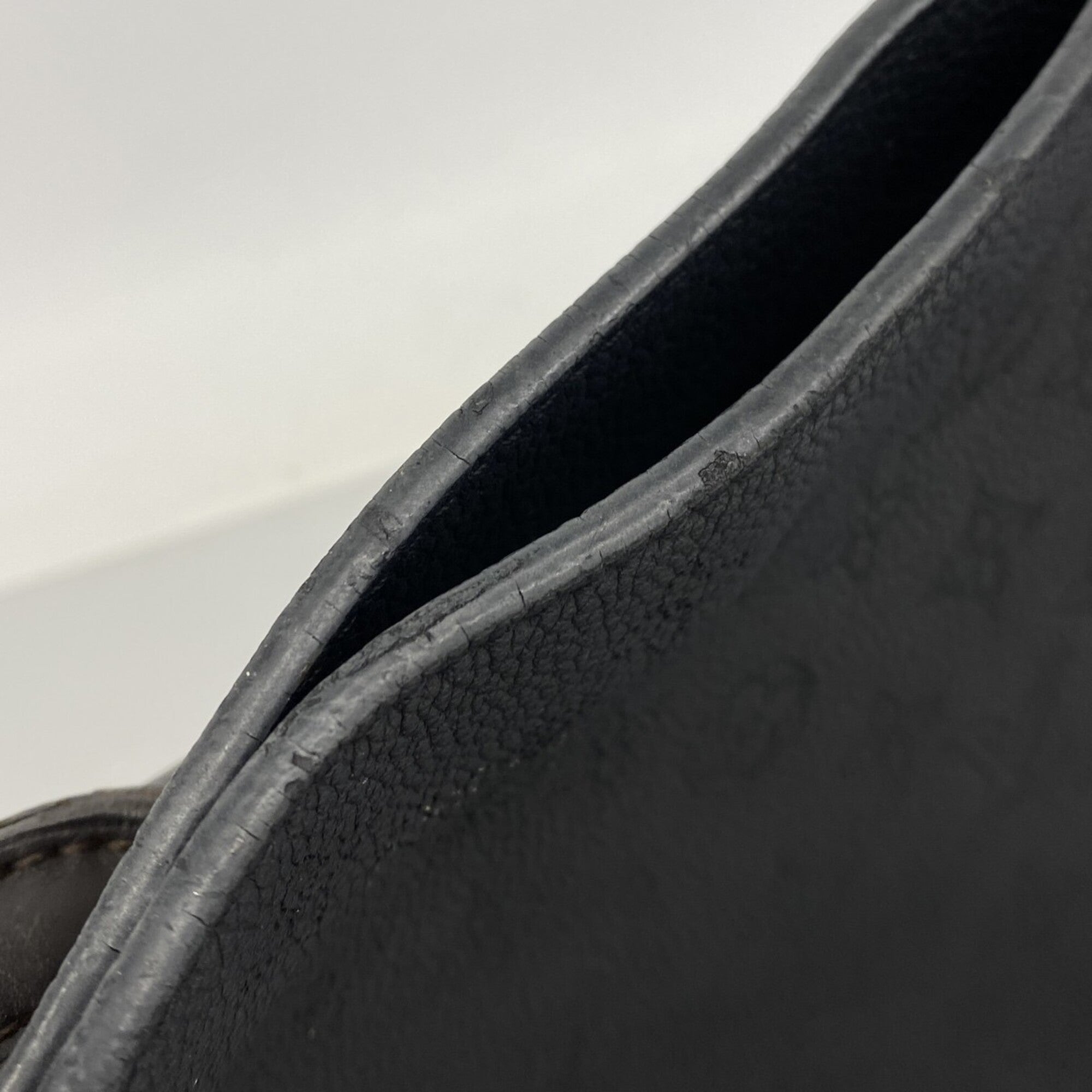 Louis Vuitton Noir Handbag (Pre-Owned)