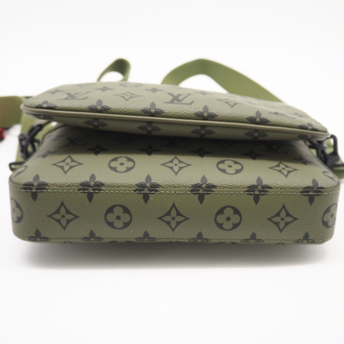 Louis Vuitton Khaki Monogram Red Color Monogram Pouch Shoulder Bag (Pre-Owned)