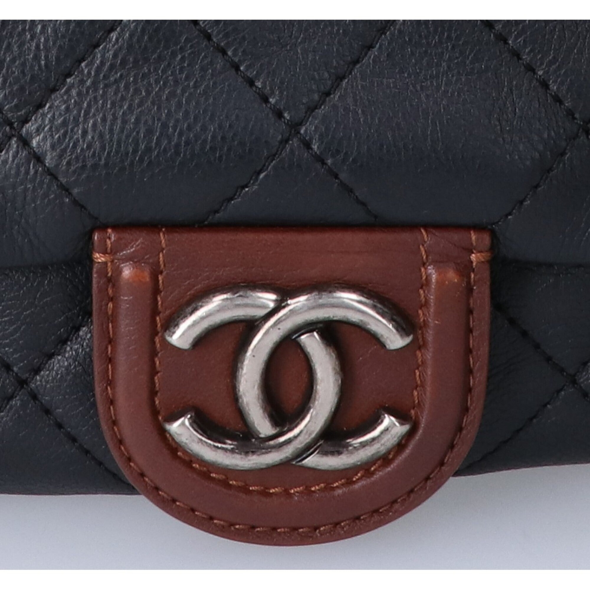 Chanel Brown Leather Shoulder Bag (Pre-Owned)