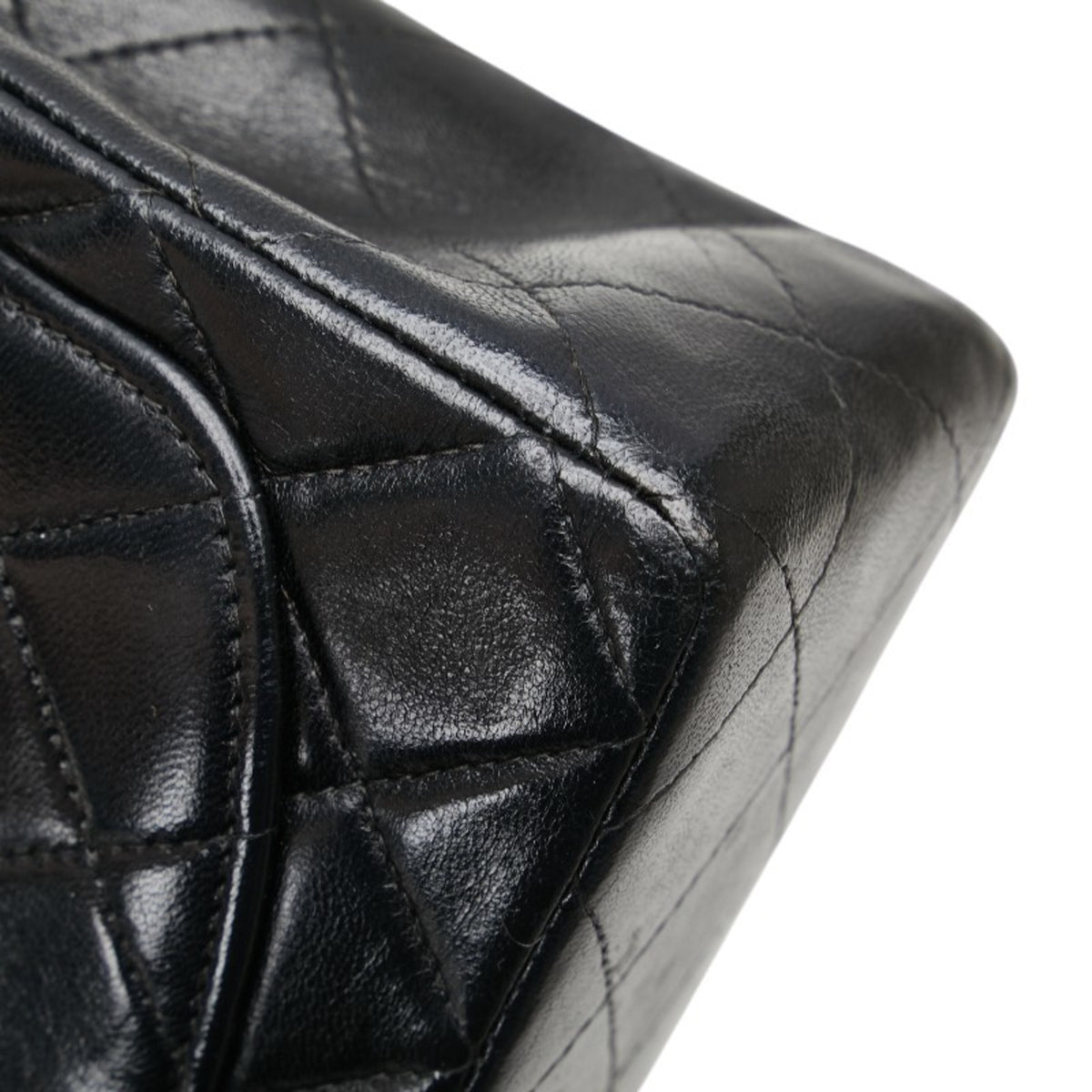 Chanel Matelasse Black Leather Shoulder Bag (Pre-Owned)