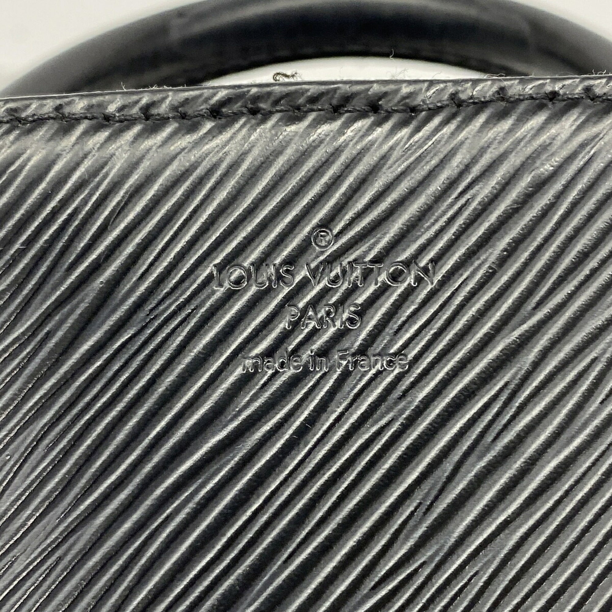 Louis Vuitton Noir Handbag (Pre-Owned)