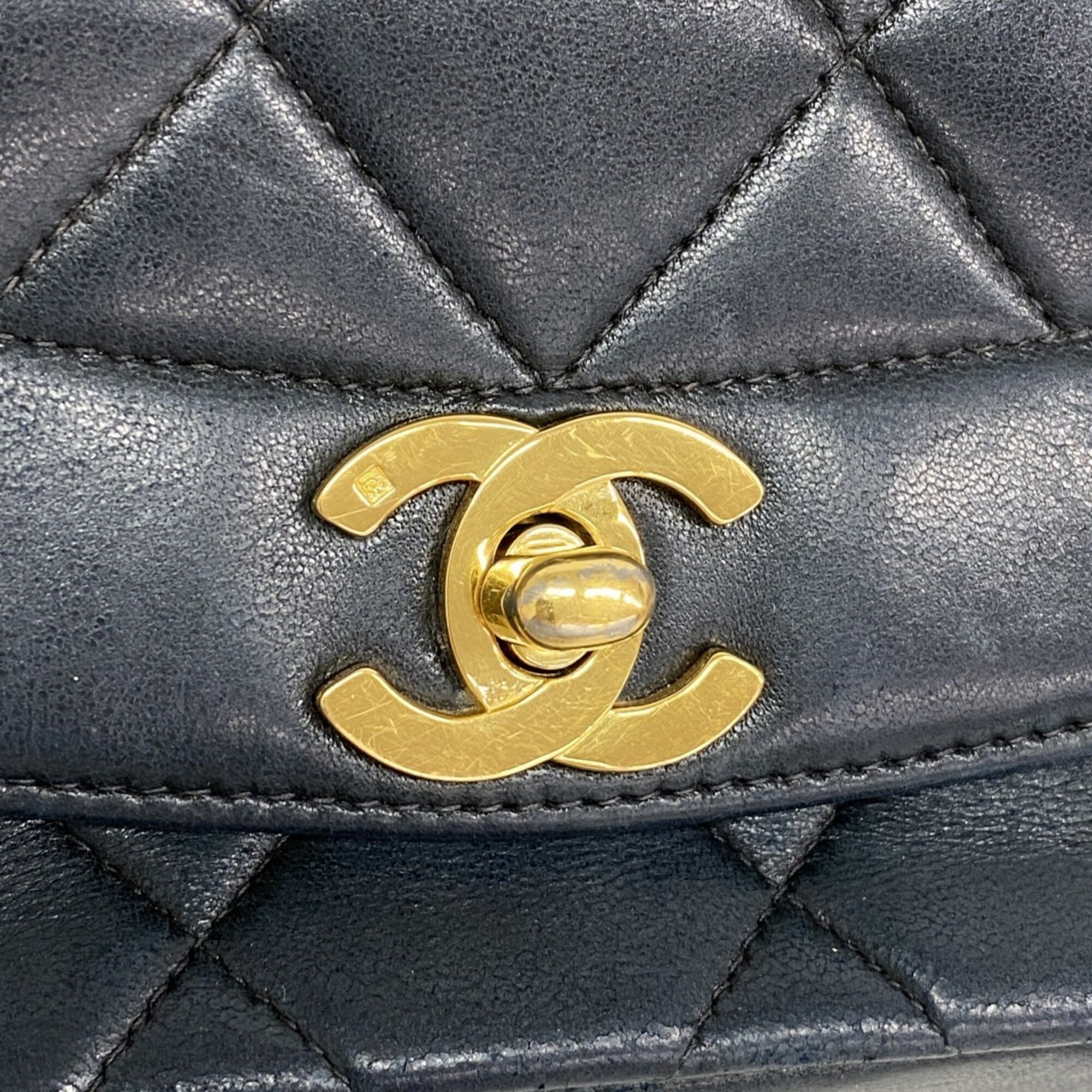 Chanel Black Leather Shoulder Bag (Pre-Owned)