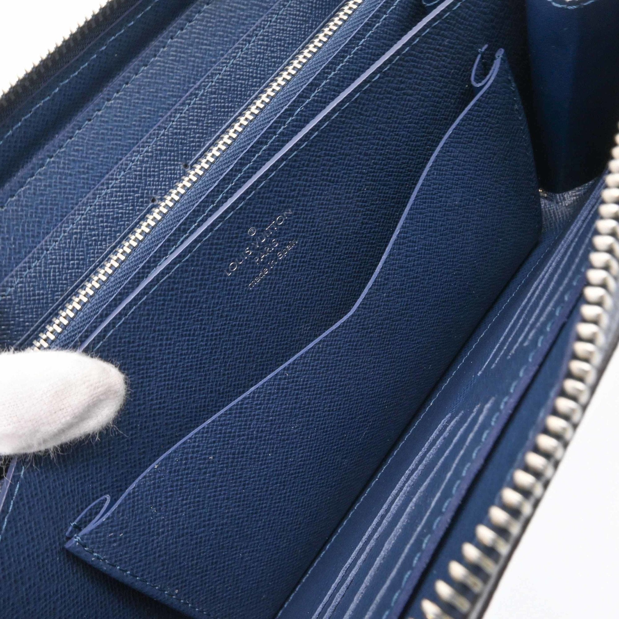 Louis Vuitton Taiga Navy Blue Taiga Leather Long Wallet (Bi-Fold) (Pre-Owned)