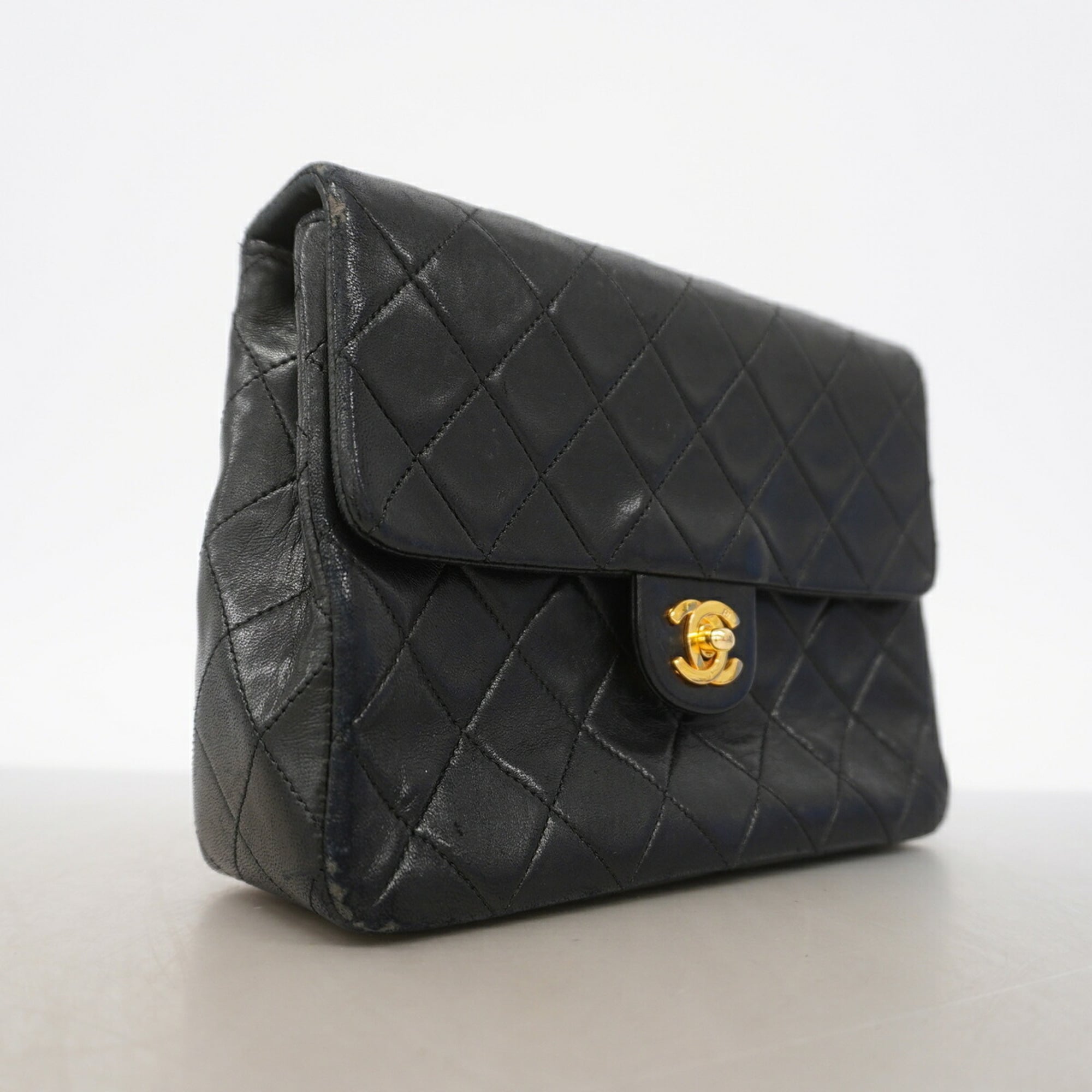 Chanel Black Leather Shoulder Bag (Pre-Owned)