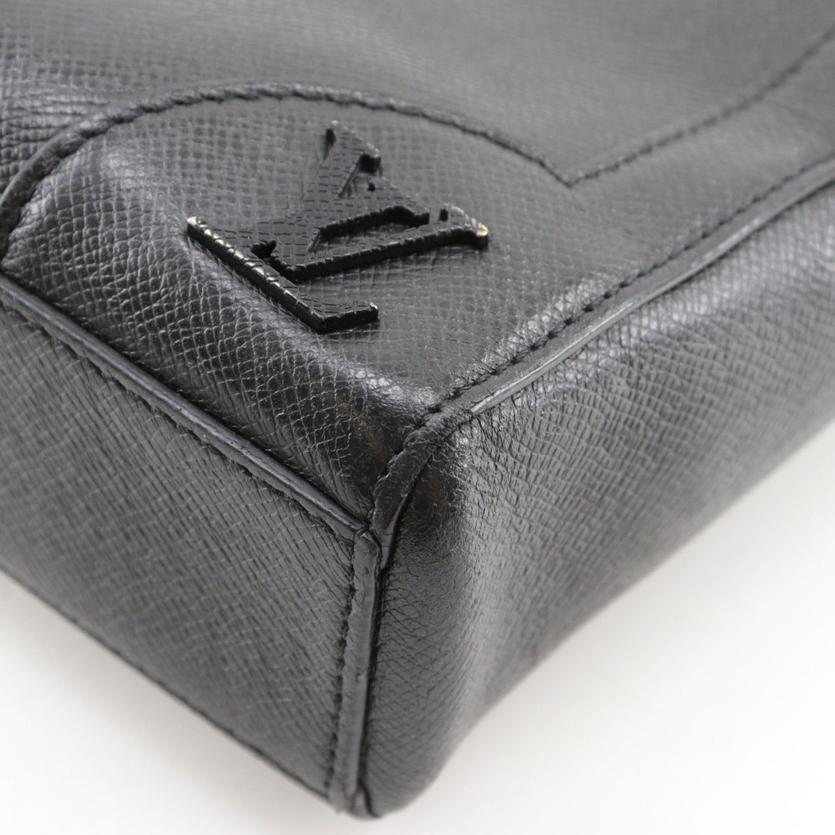 Louis Vuitton Taiga Black Taiga Leather Handbag Tote Bag (Pre-Owned)