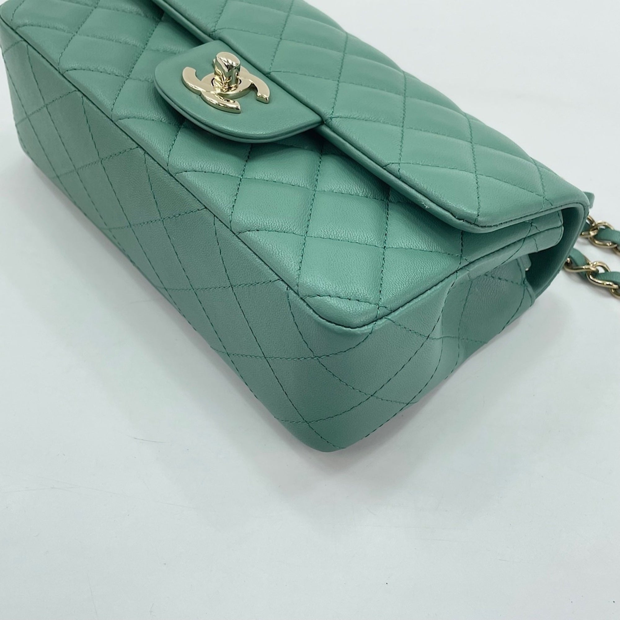 Chanel Green Shoulder Bag (Pre-Owned)