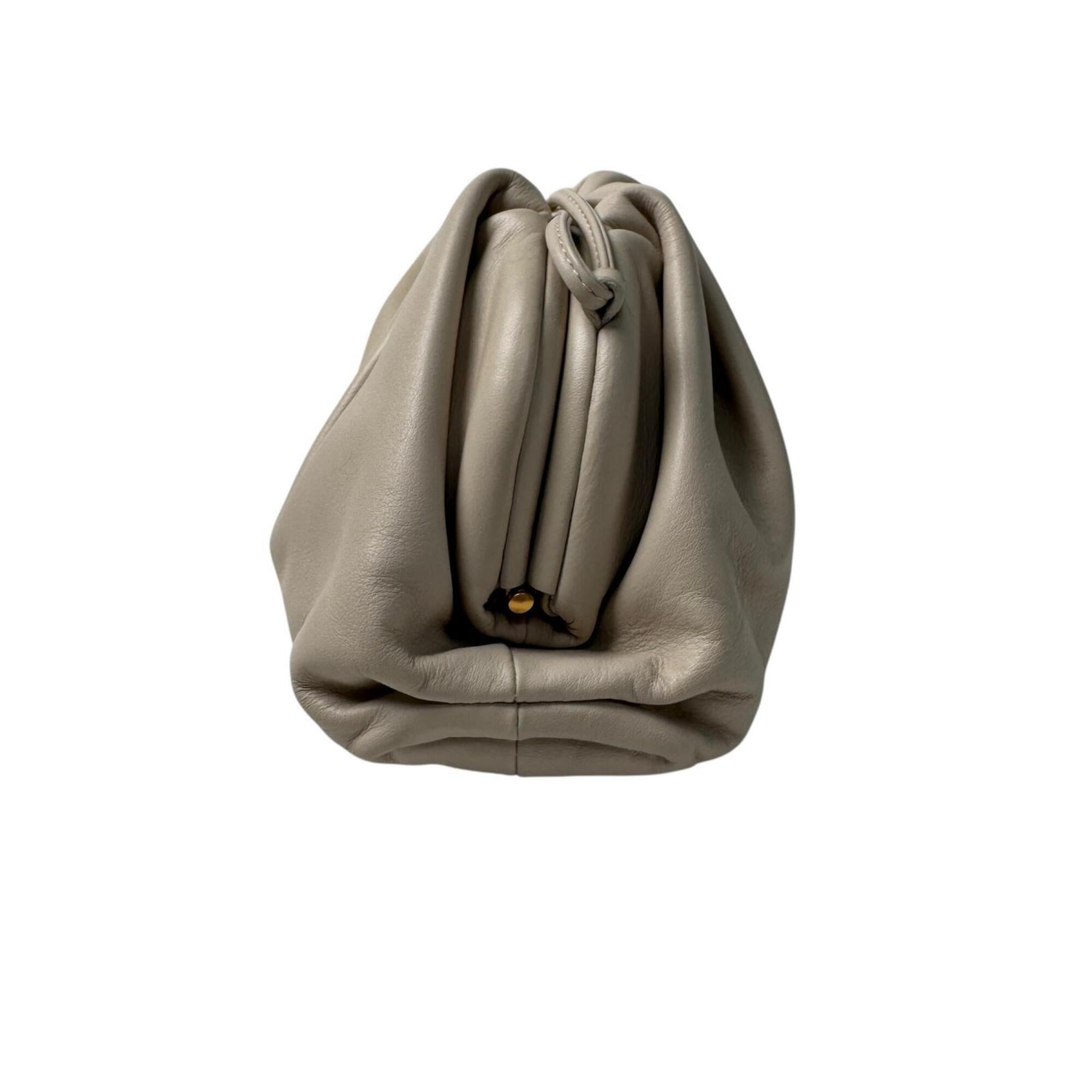 Bottega Veneta Ivory Leather Pouch Shoulder Bag (Pre-Owned)