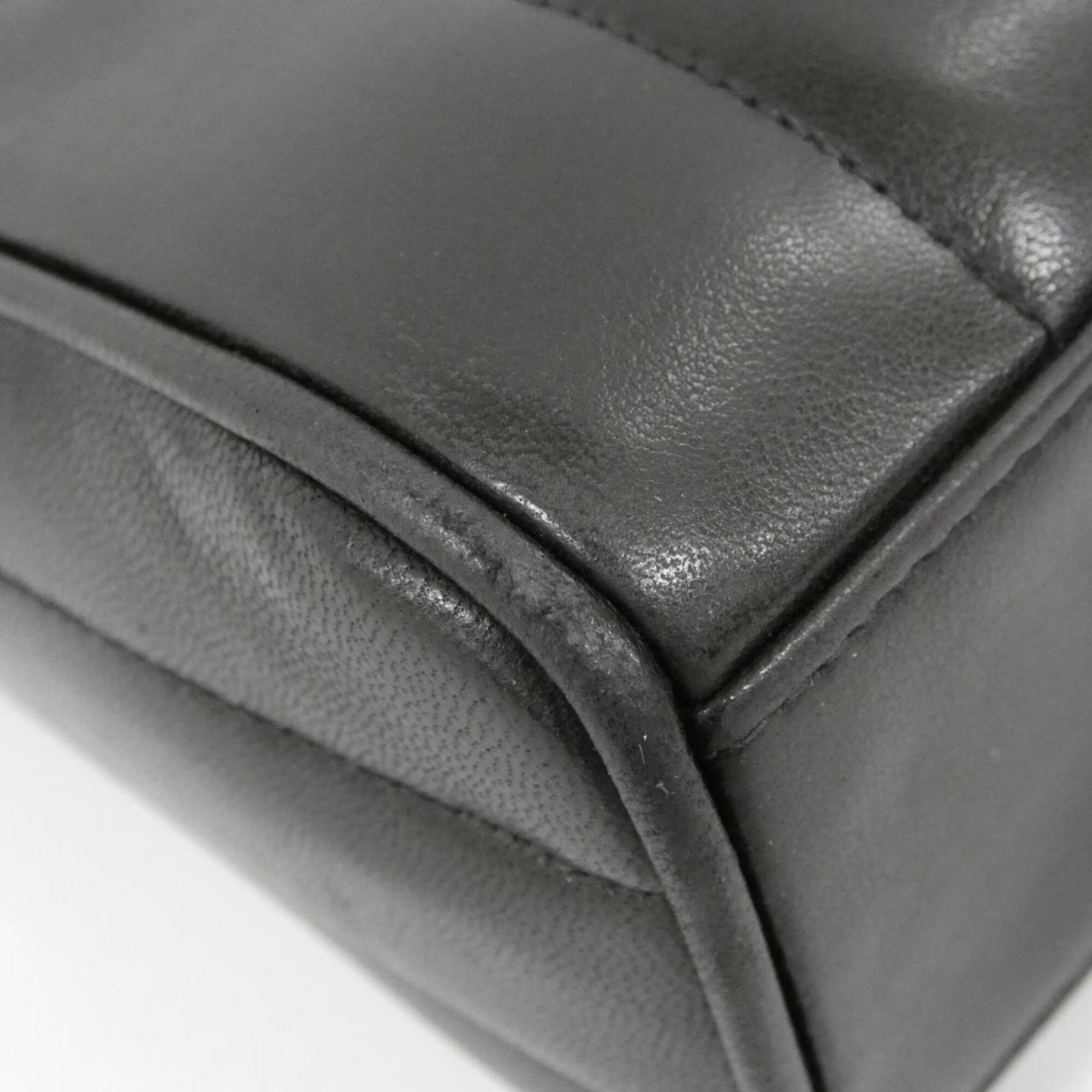 Chanel Black Leather Shoulder Bag (Pre-Owned)