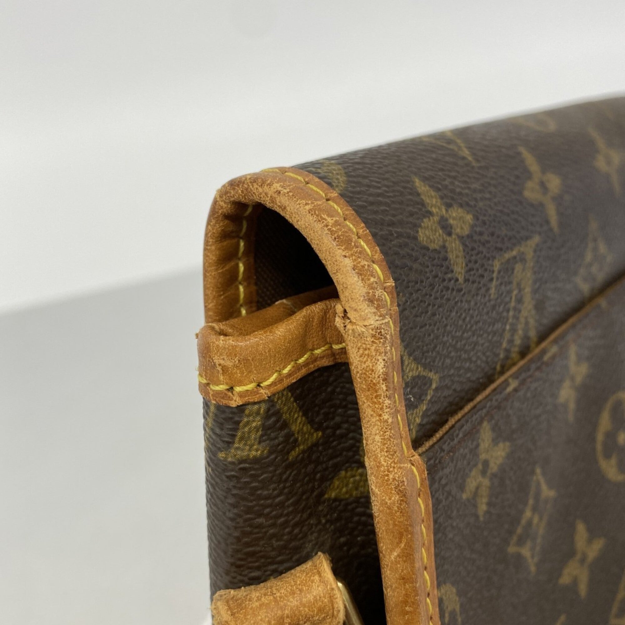 Louis Vuitton Brown Shoulder Bag (Pre-Owned)