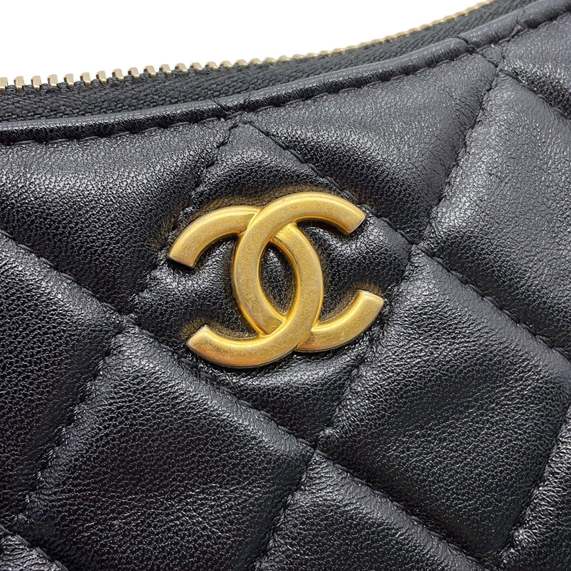 Chanel Black Leather Shoulder Bag (Pre-Owned)