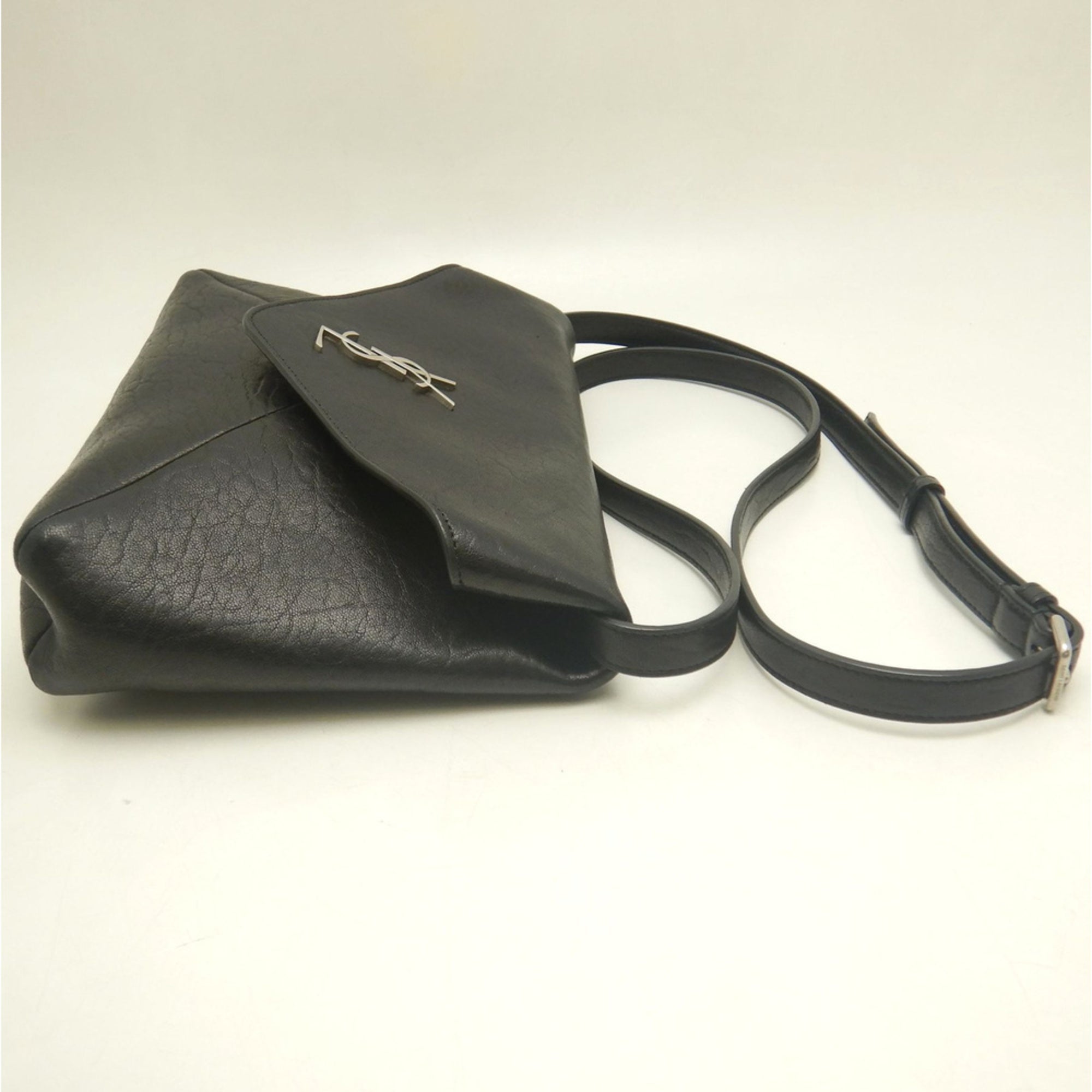 Yves Saint Laurent Black Leather Shoulder Bag (Pre-Owned)