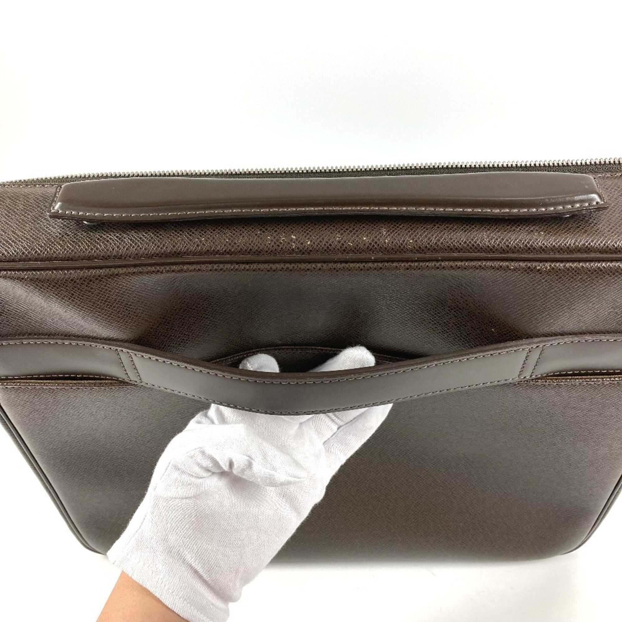 Louis Vuitton Brown Grizzly Taiga Leather Leather Handbag Tote Bag (Pre-Owned)
