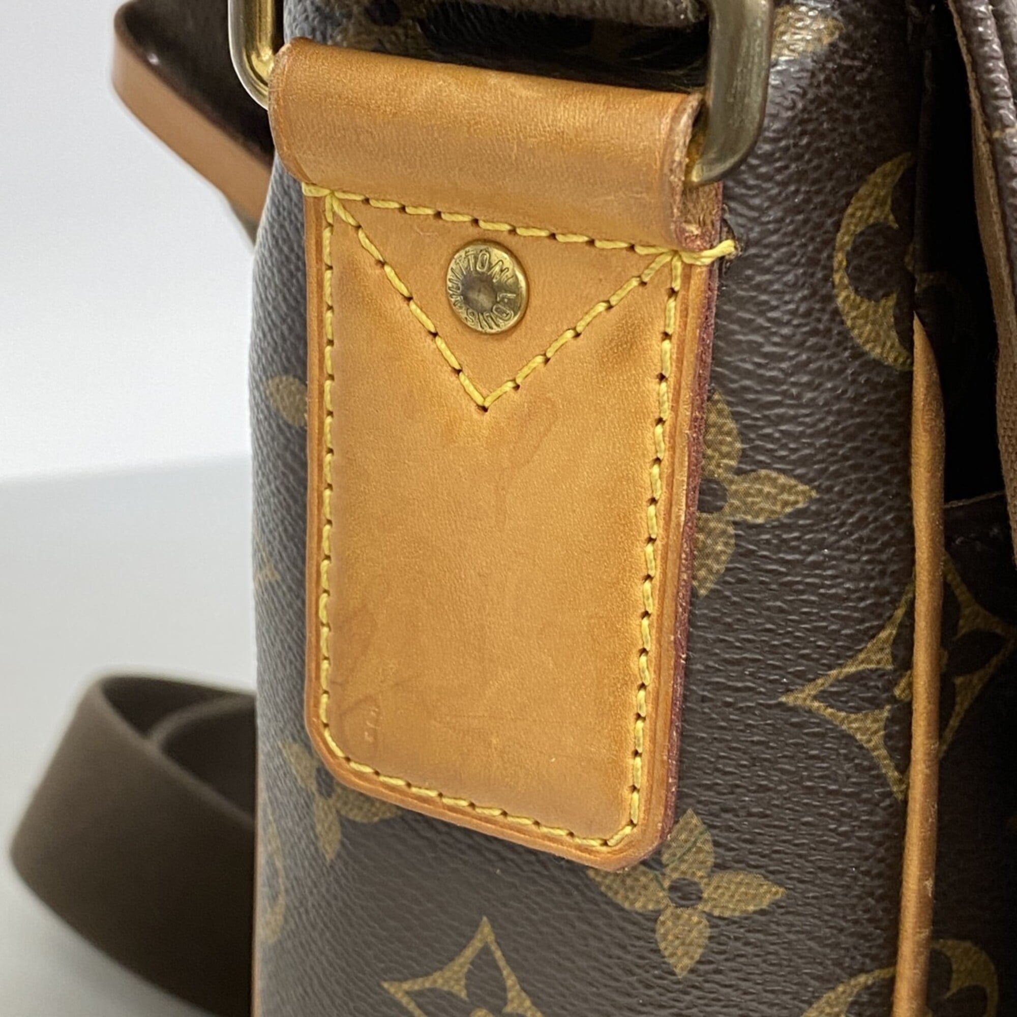 Louis Vuitton Brown Shoulder Bag (Pre-Owned)