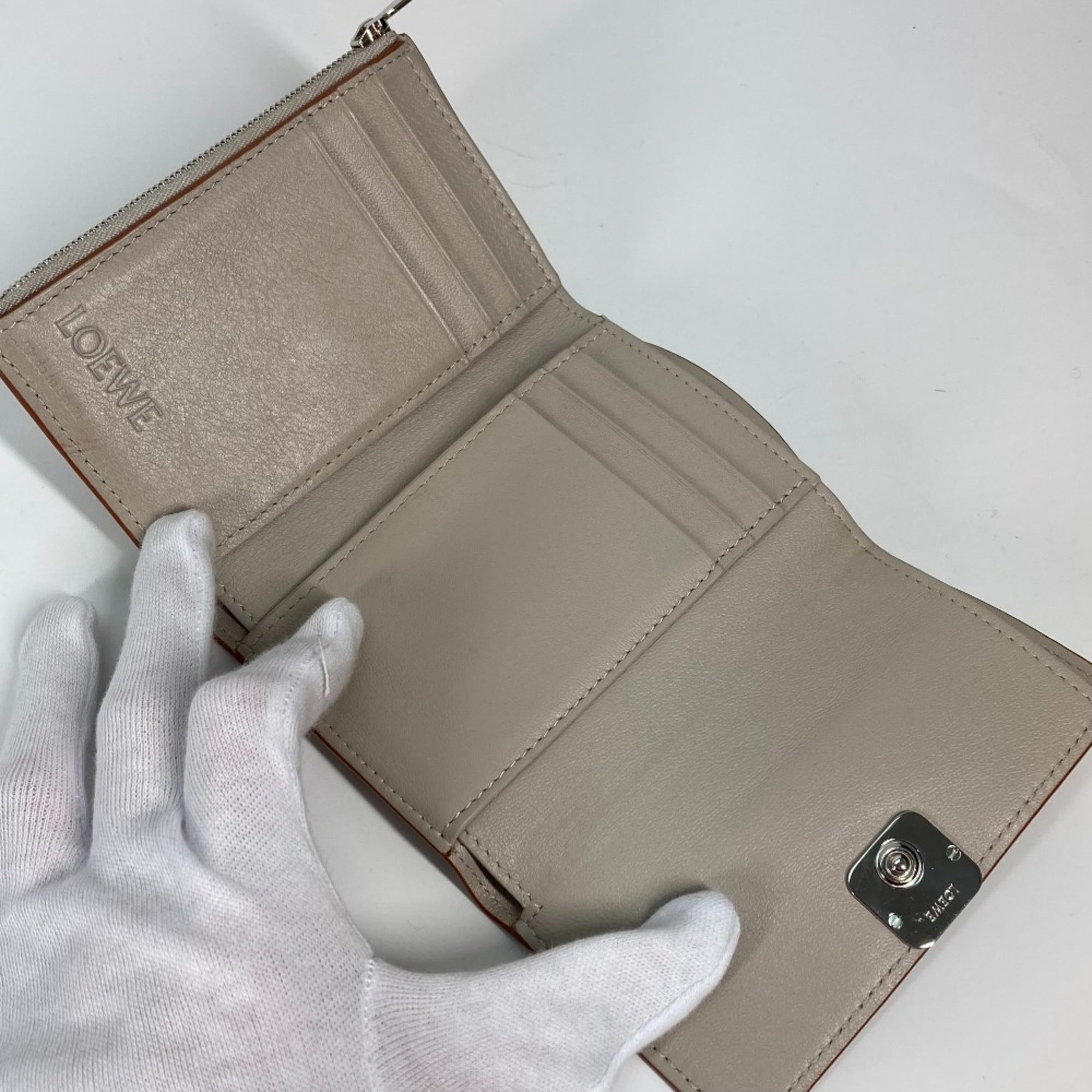Loewe Beige Leather Coin Purse/Coin Case (Pre-Owned)