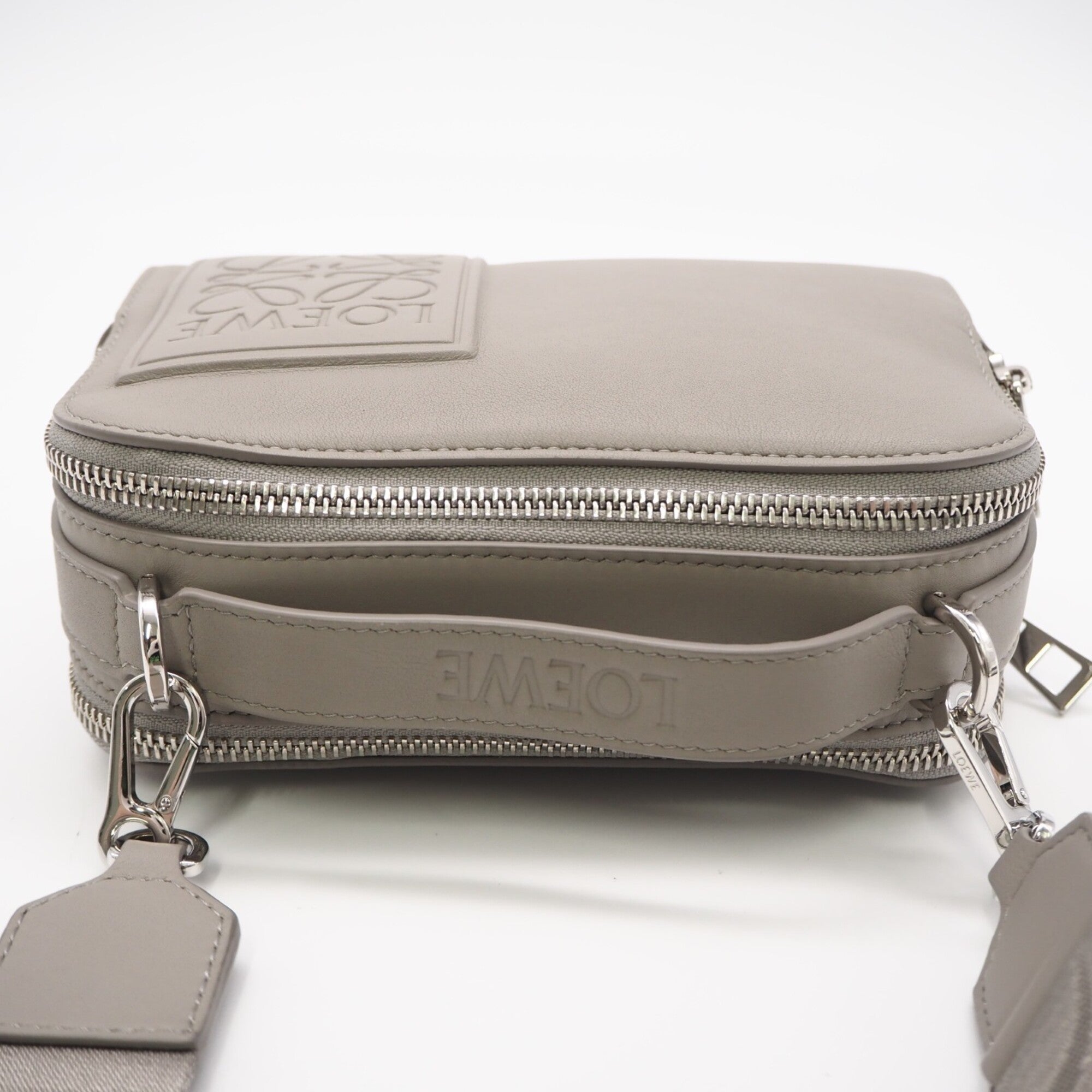 Loewe Gray Leather Shoulder Bag (Pre-Owned)