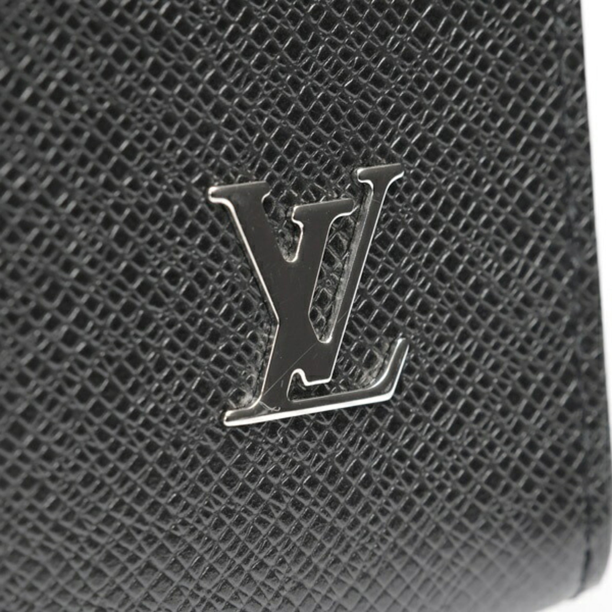 Louis Vuitton Black Taiga Leather Clutch Bag Pochette (Pre-Owned)