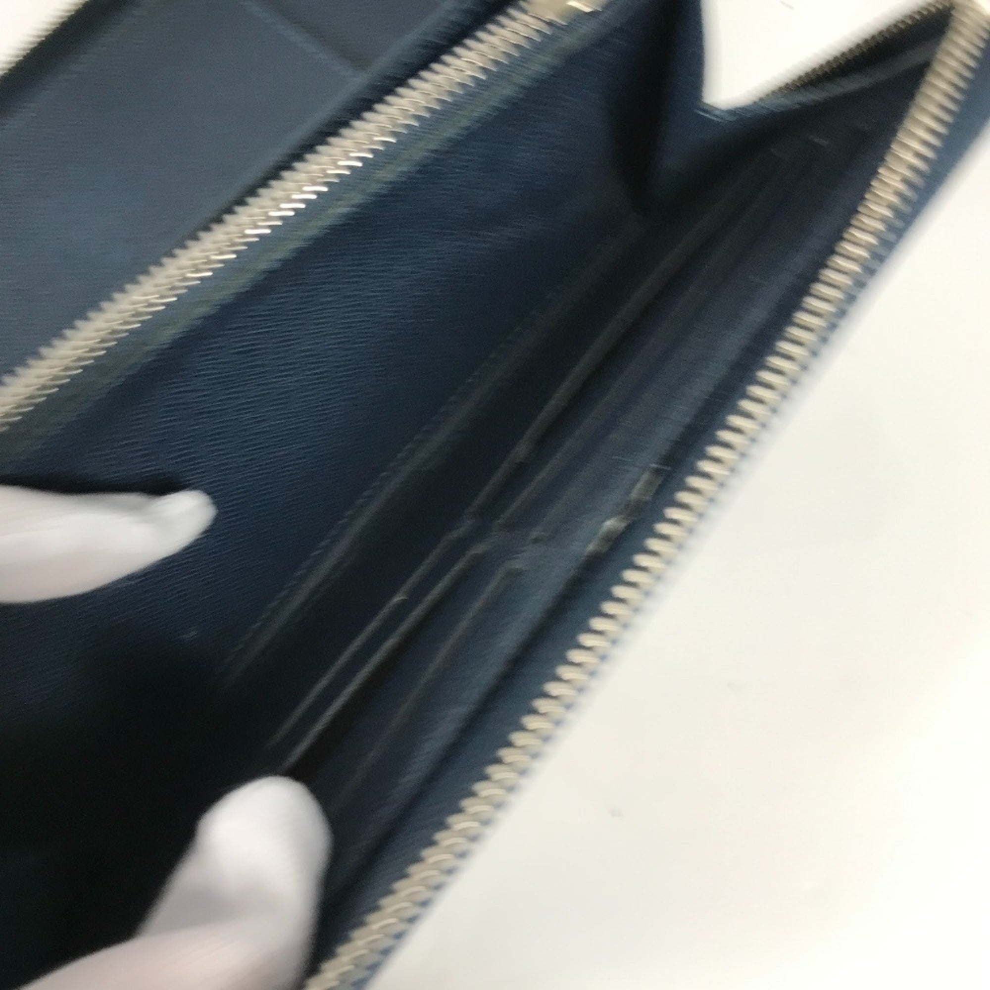 Louis Vuitton Taiga Blue Taiga Leather Long Wallet (Bi-Fold) (Pre-Owned)