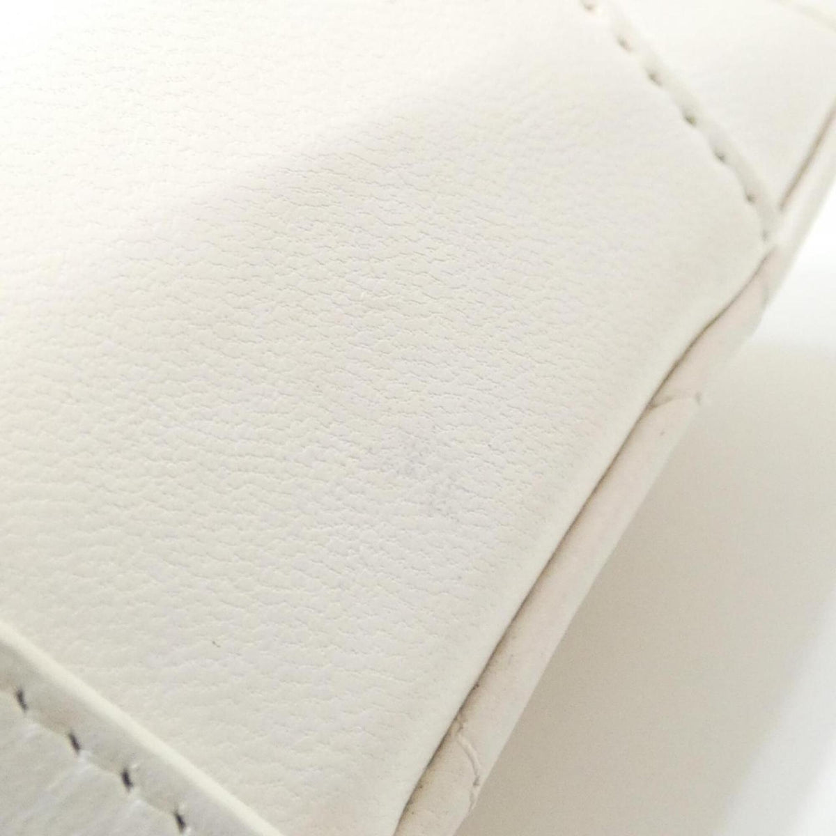 Chanel White Leather Handbag Shoulder Bag (Pre-Owned)